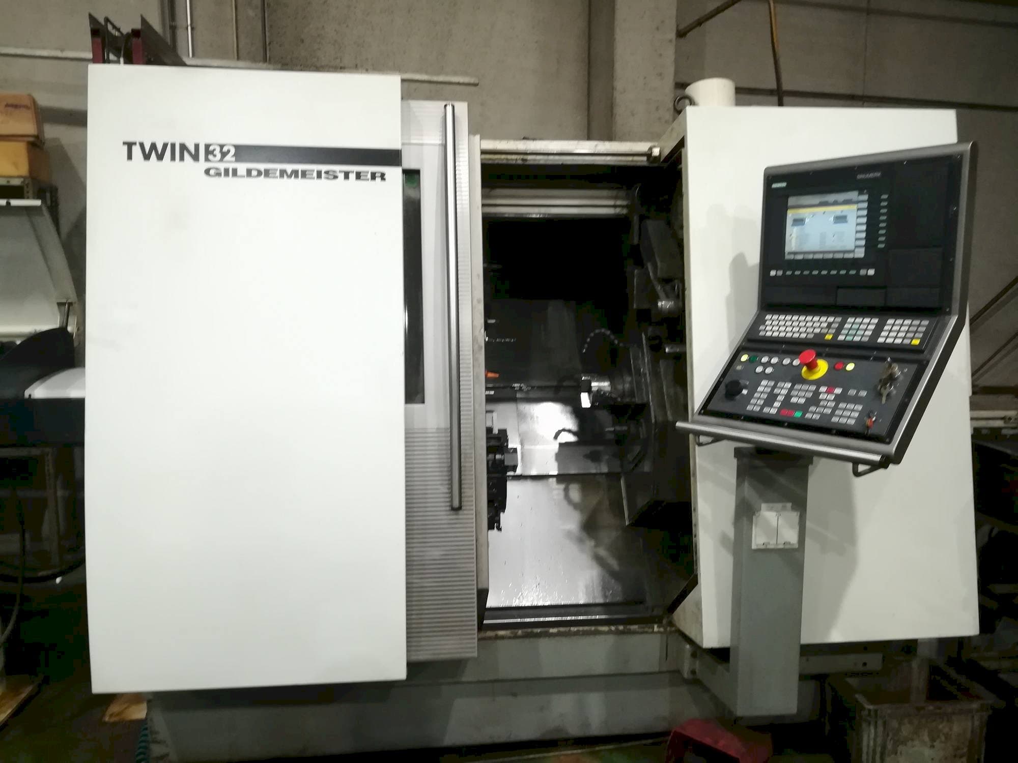 Vista frontale della macchina Gildemeister Twin 32