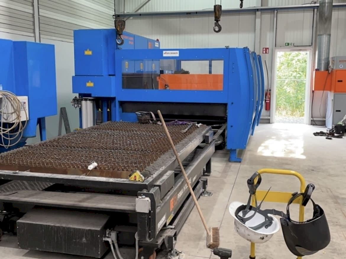 Vista frontale della macchina Prima Industrie Platino 1530