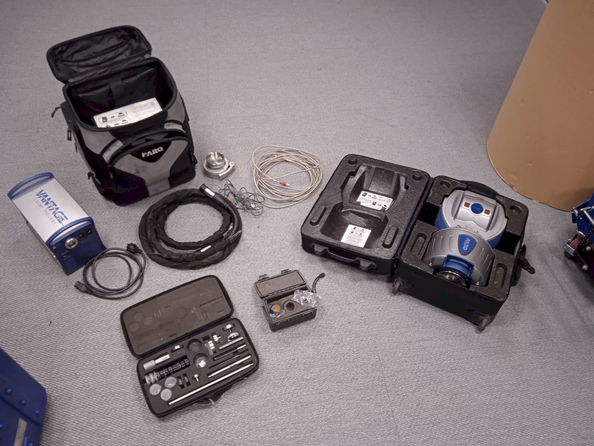 Vista frontale della macchina Faro Advantage Laser Tracker