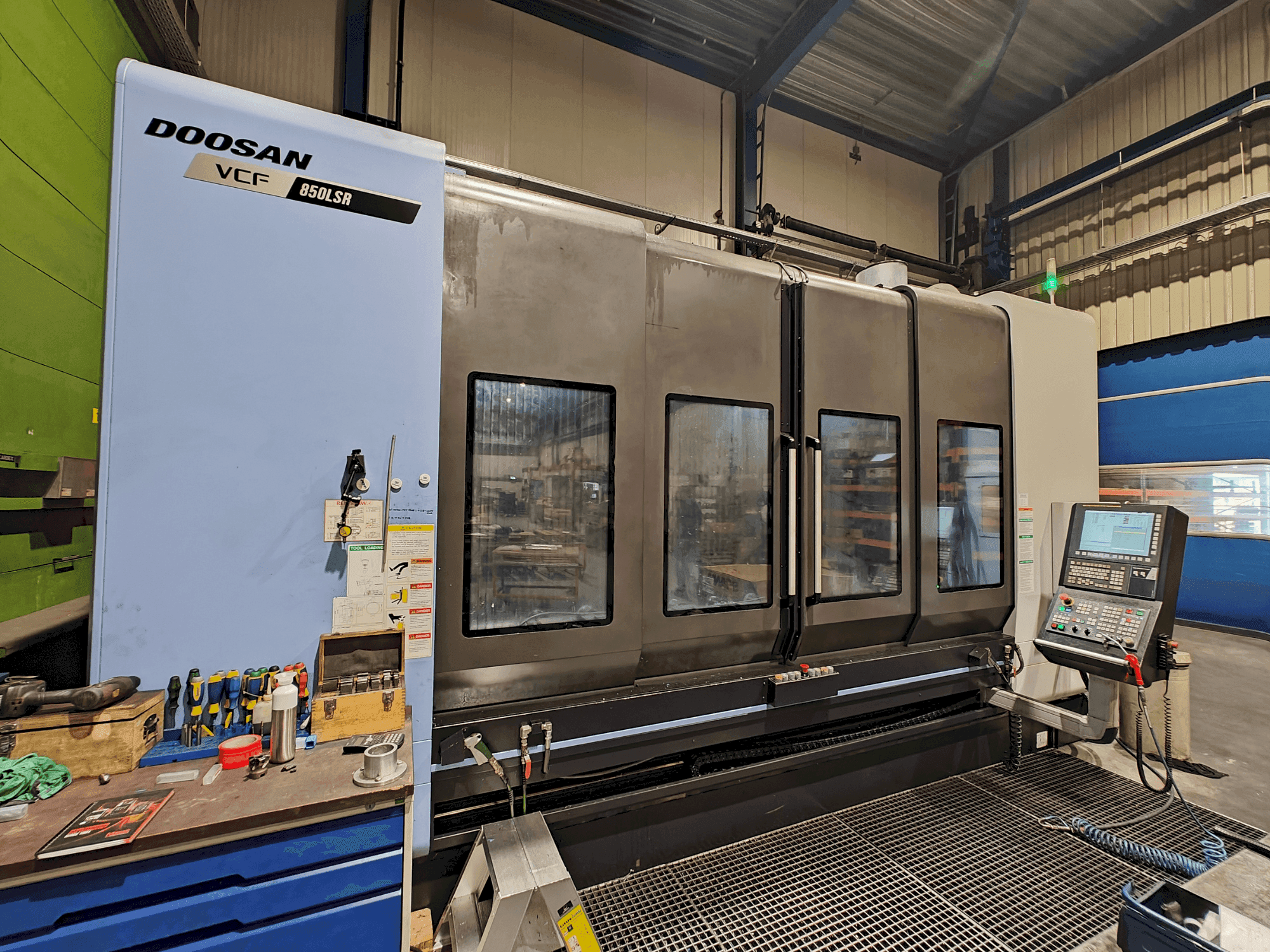 Vista frontale della macchina DOOSAN VCF 850 LSR