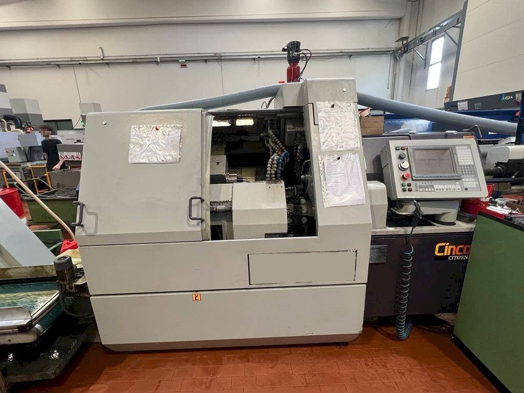 Vista frontale della macchina Citizen M32