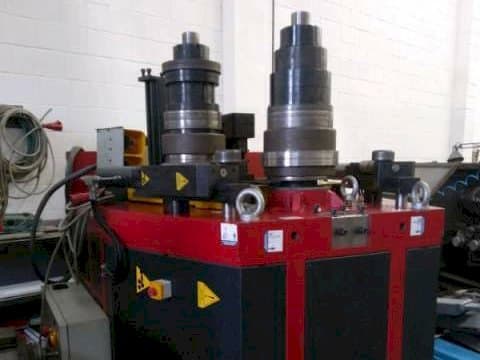 Vista frontale della macchina Tauring Alpha 160