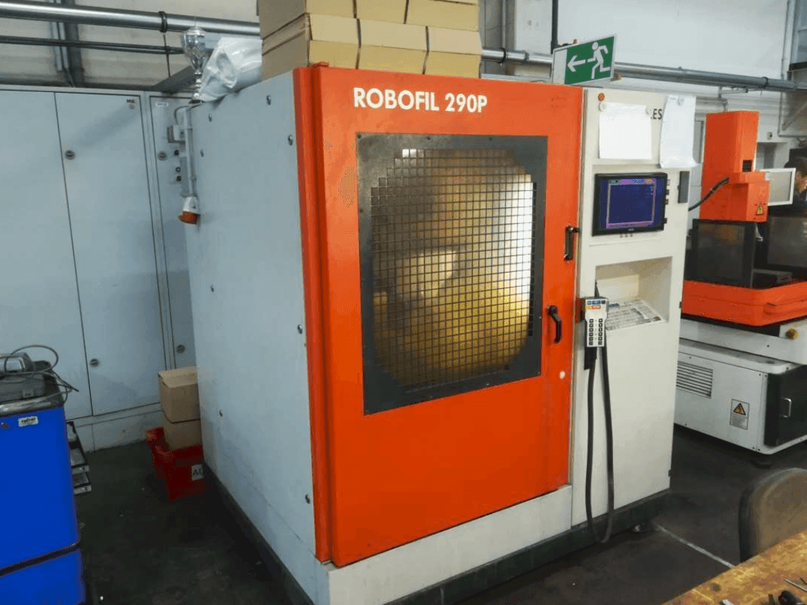 Vista frontale della macchina CHARMILLES Robofil 290 P