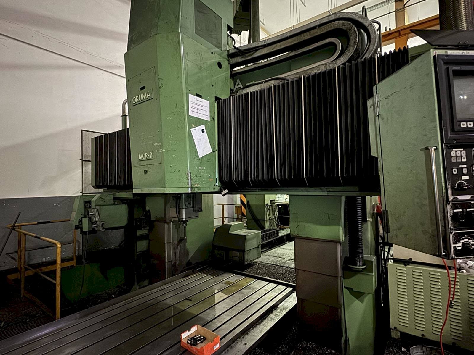 Vista frontale della macchina Okuma MCR-B