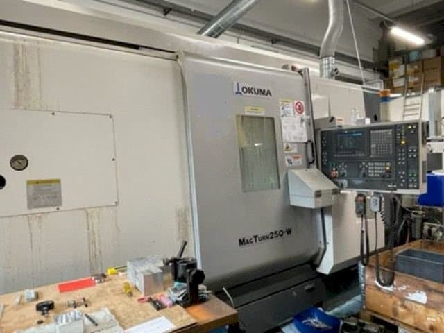 Vista frontale della macchina Okuma MACTURN 250W