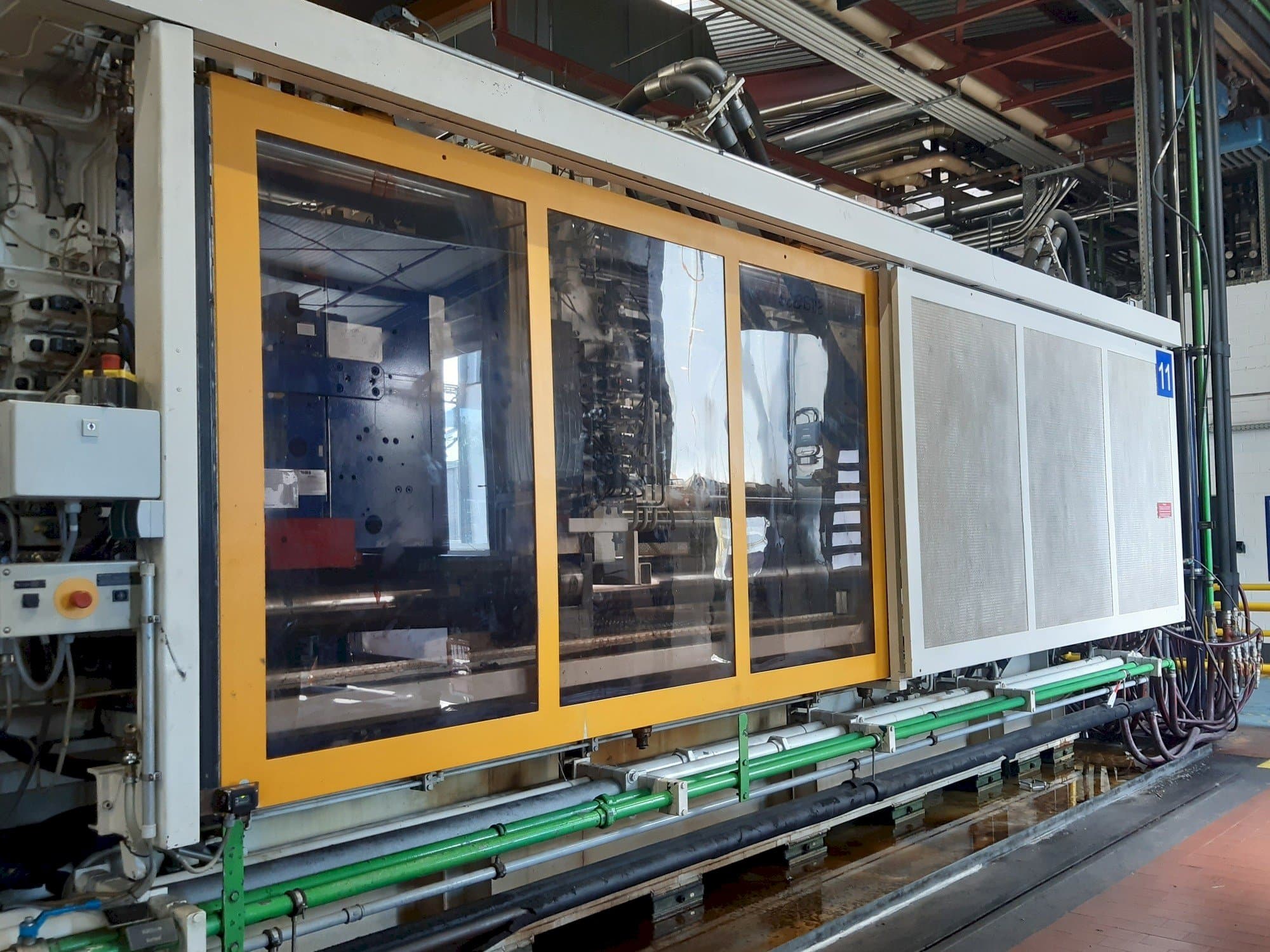 Vista frontale della macchina Krauss Maffei 1300-8000 M