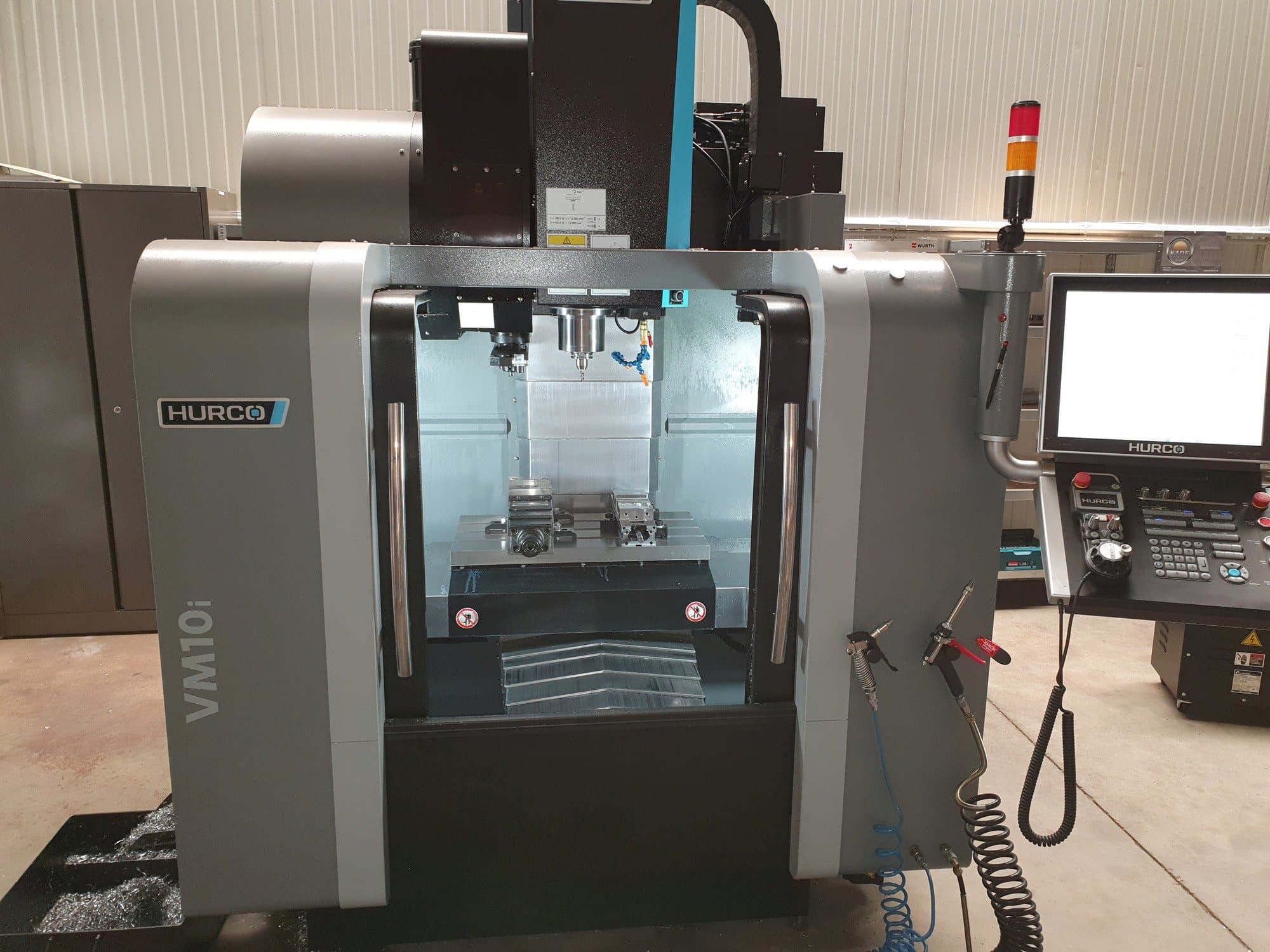 Vista frontale della macchina Hurco VM10i