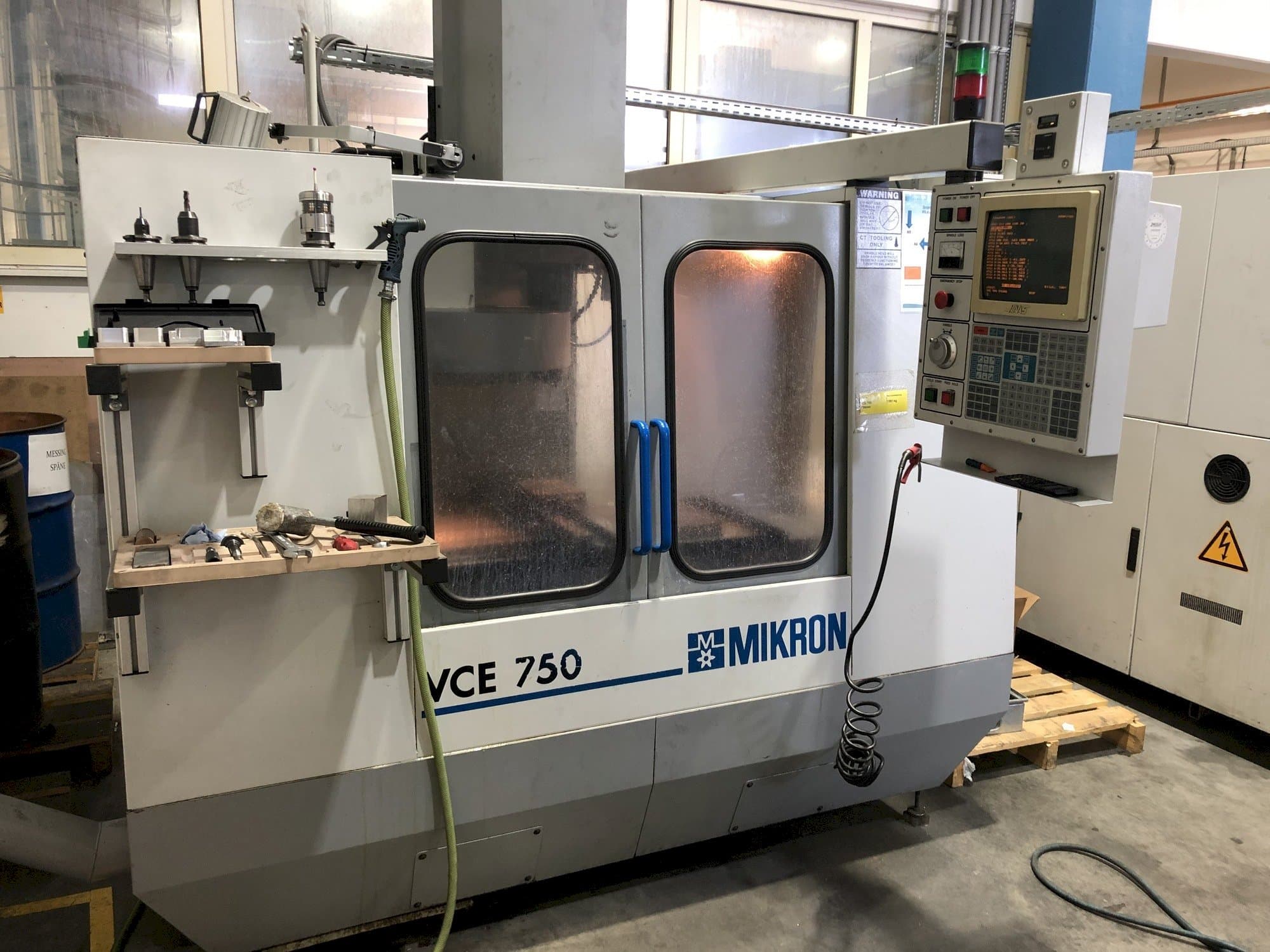 Vista frontale della macchina MIKRON VCE 750