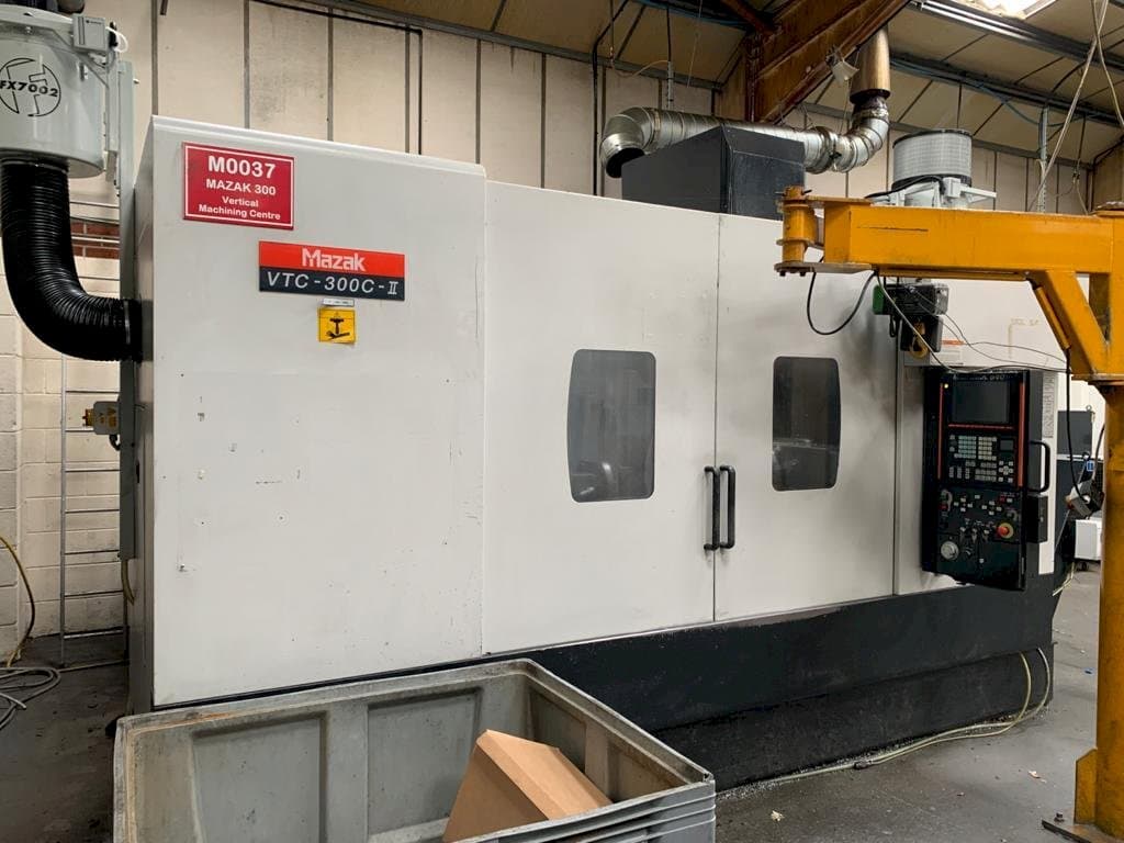 Vista frontale della macchina Mazak VTC-300C-II