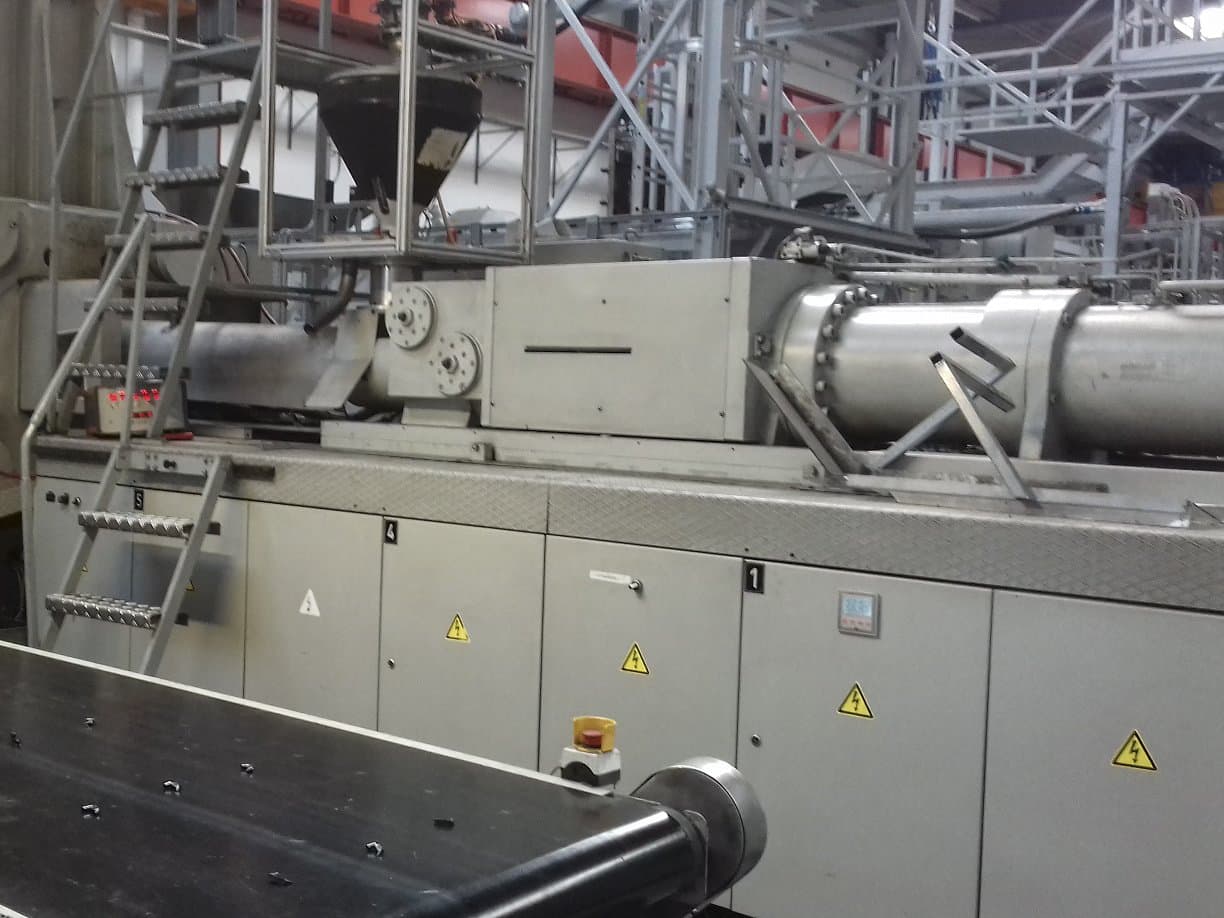 Vista laterale destra della macchina Krauss Maffei 650-4350 BM