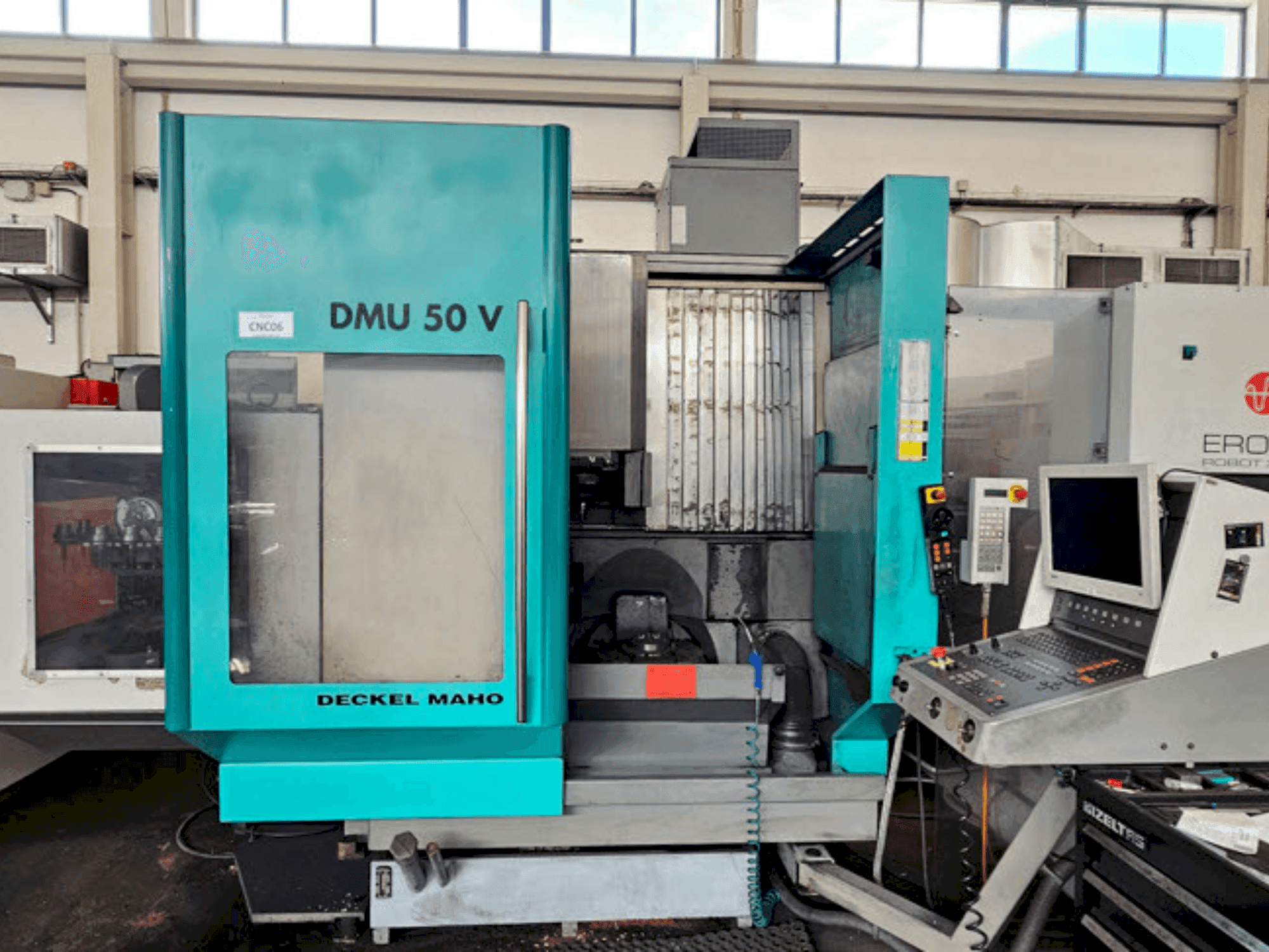Vista frontale della macchina DECKEL MAHO DMU 50V