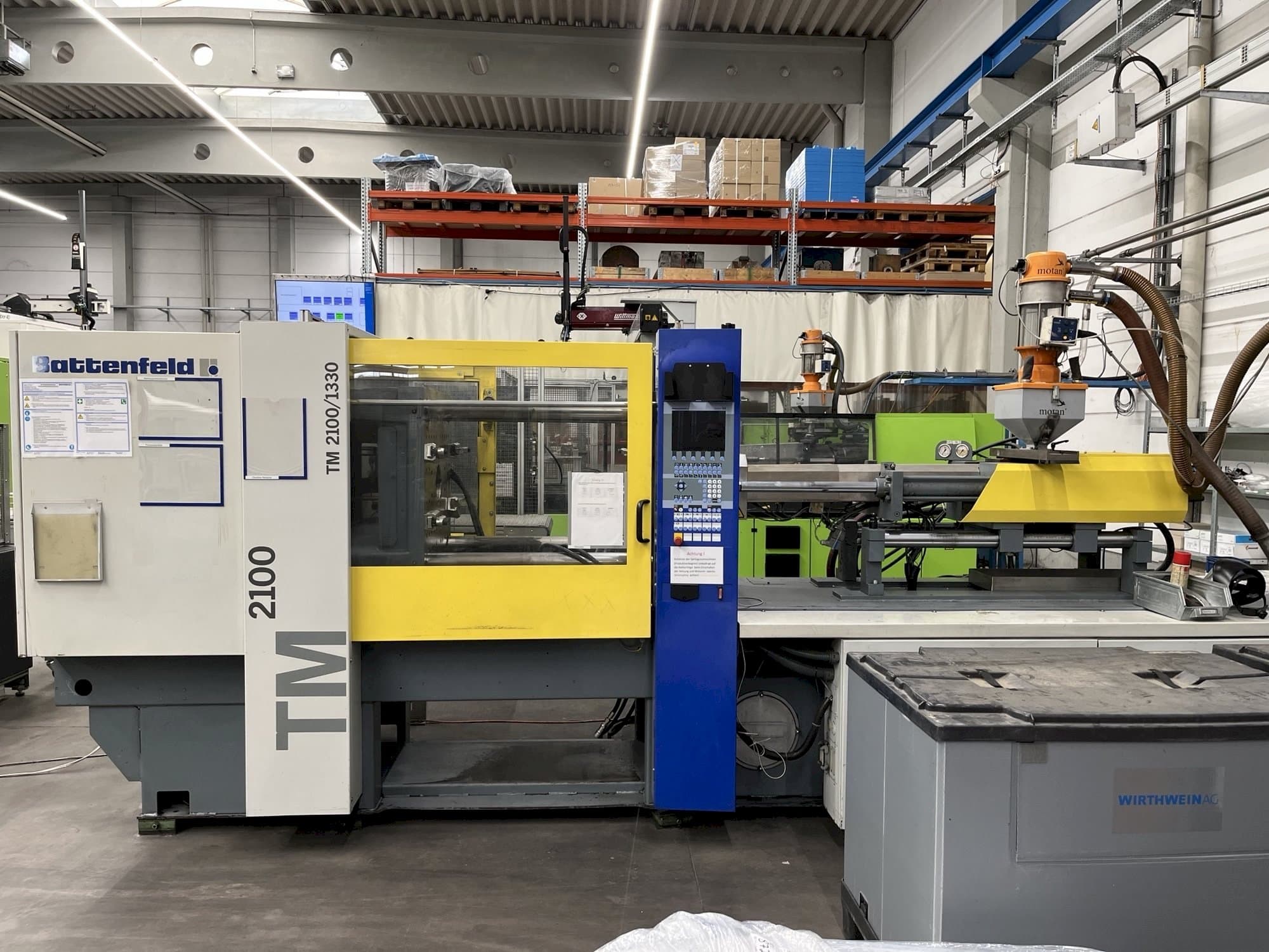 Vista frontale della macchina Battenfeld TM2100/1300