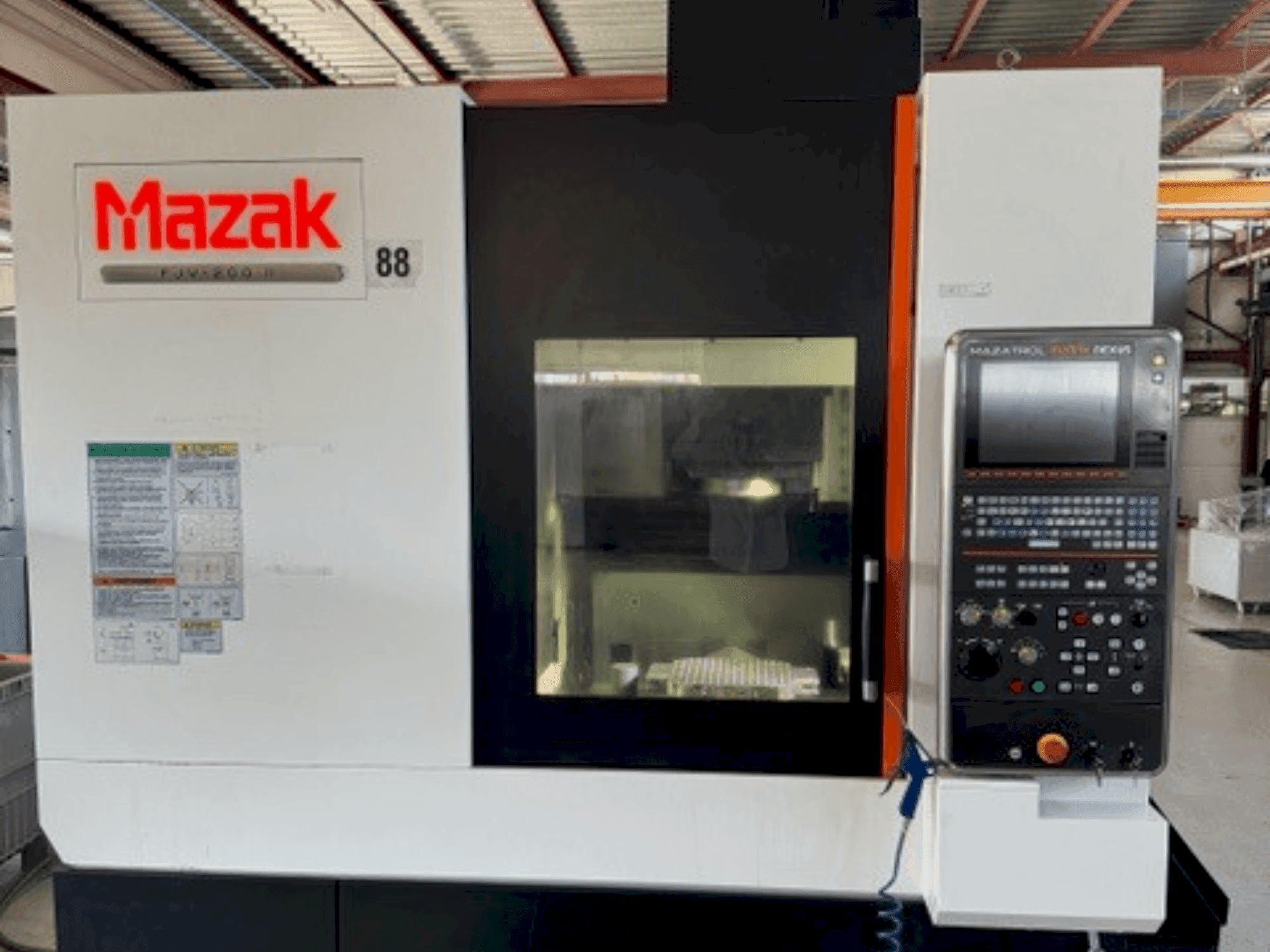 Vista frontale della macchina Mazak FJV-200II