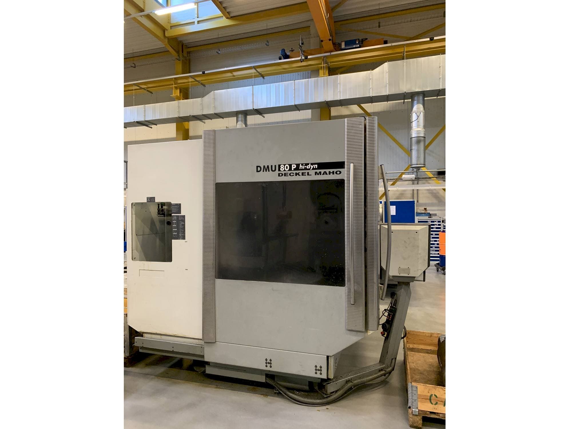 Vista frontale della macchina DECKEL MAHO DMU 80 P hi-dyn