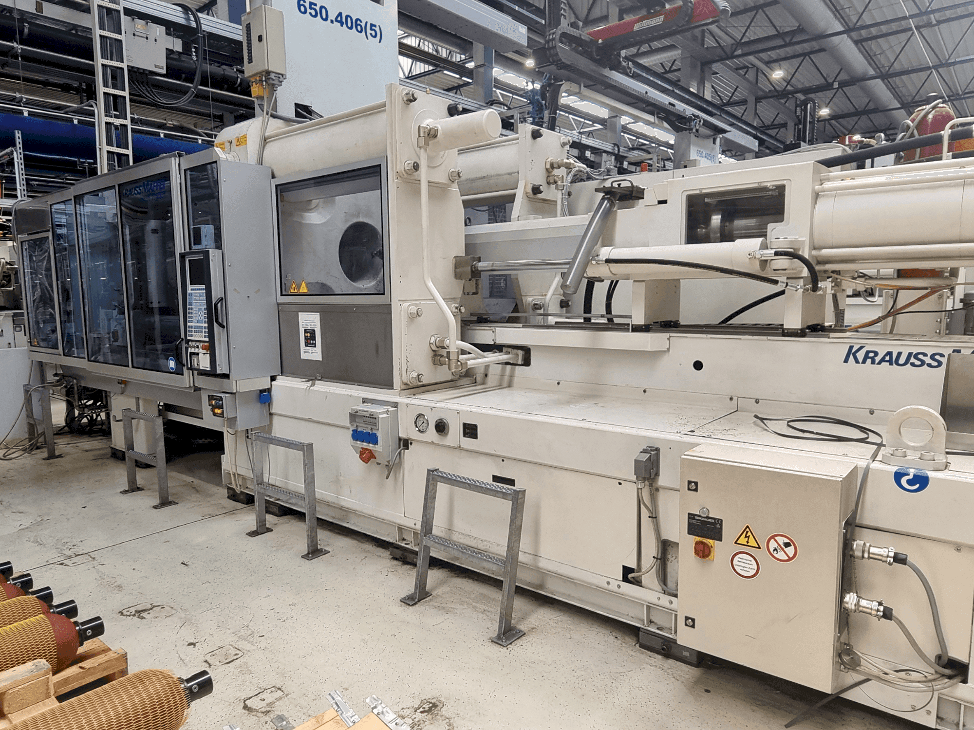 Vista frontale della macchina Krauss Maffei 650-2700 C2
