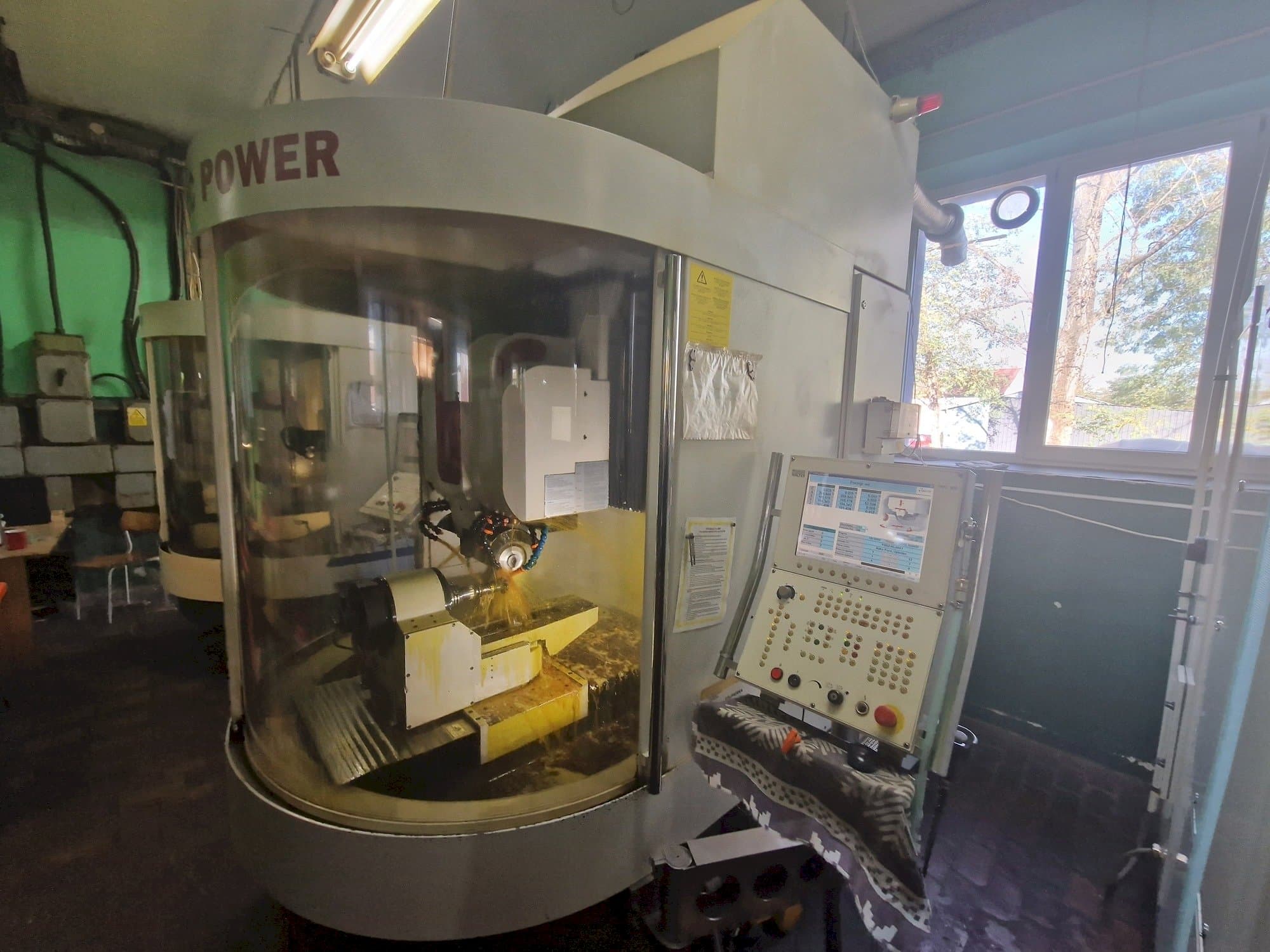 Vista frontale della macchina WALTER Helitronic Power