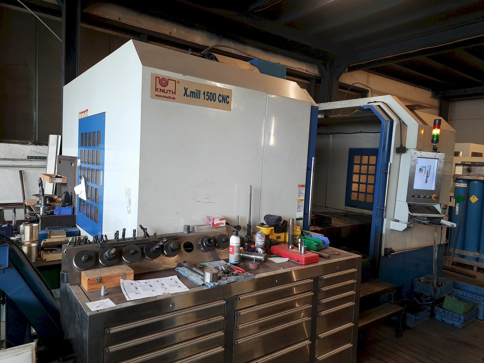 Vista frontale della macchina KNUTH X-Mill 1500 CNC