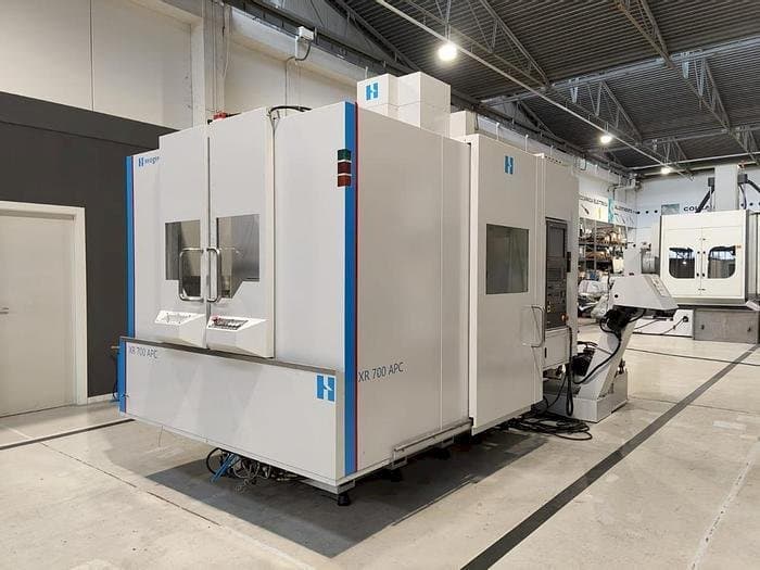 Vista frontale della macchina Bridgeport XR-700 APC