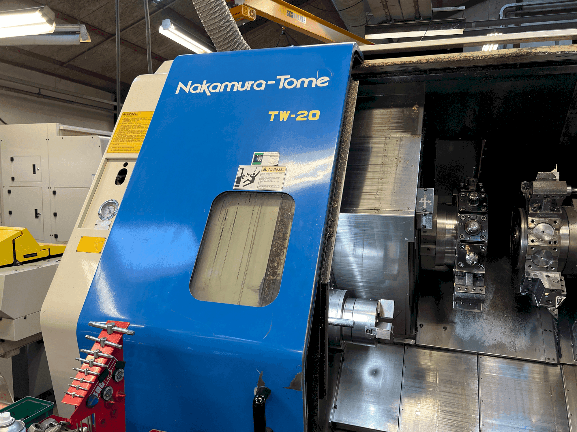 Vista frontale della macchina NAKAMURA TW-20