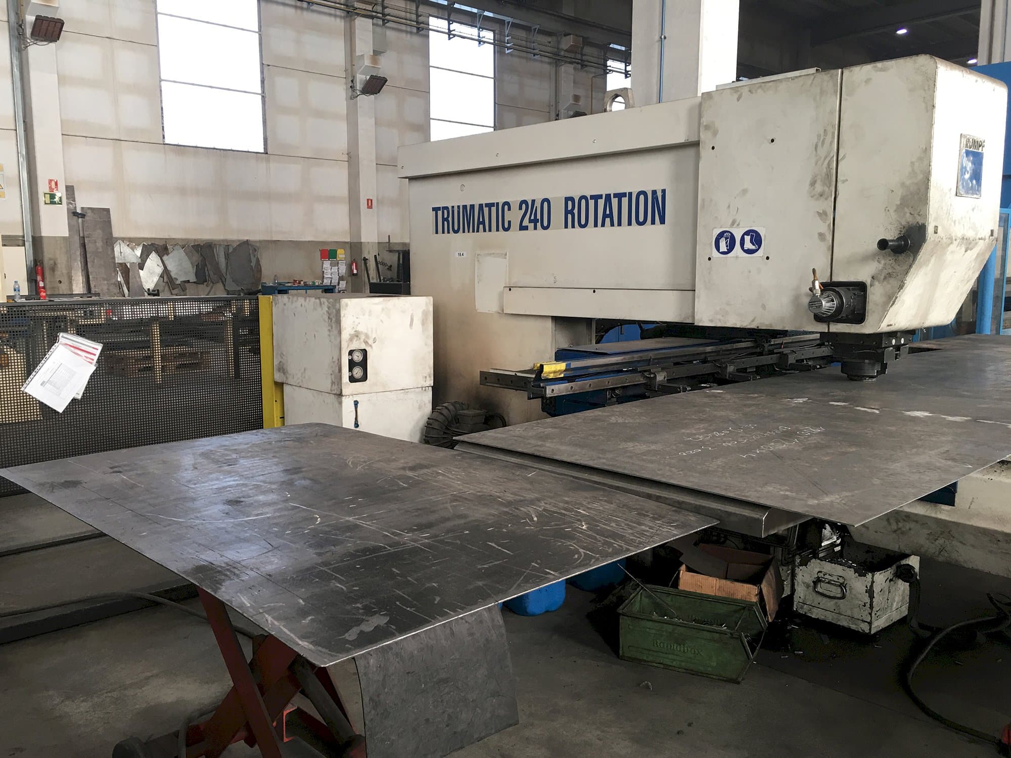 Vista lato sinistro della macchina Trumpf Trumatic 240