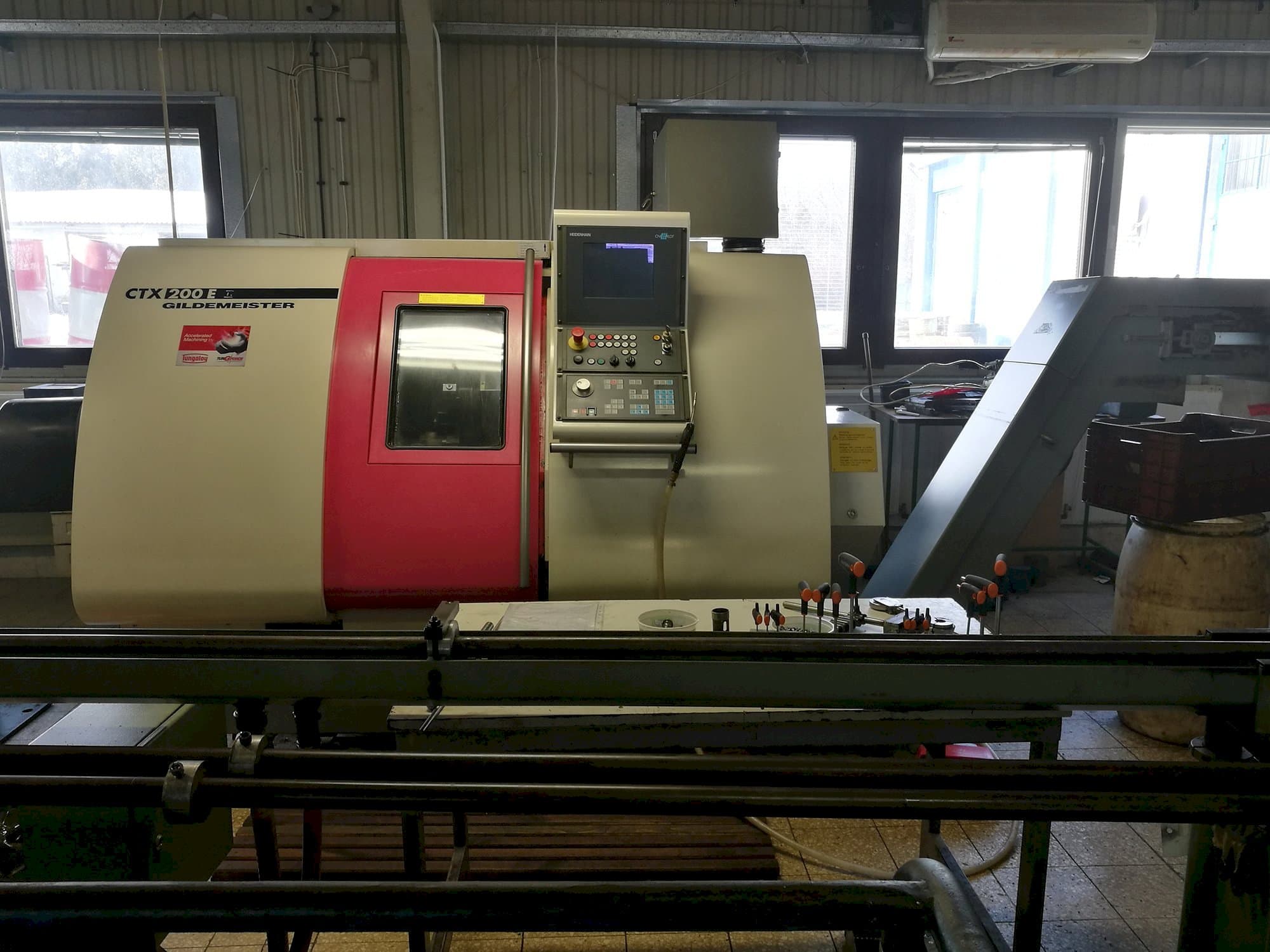 Vista frontale della macchina Gildemeister CTX 200 E