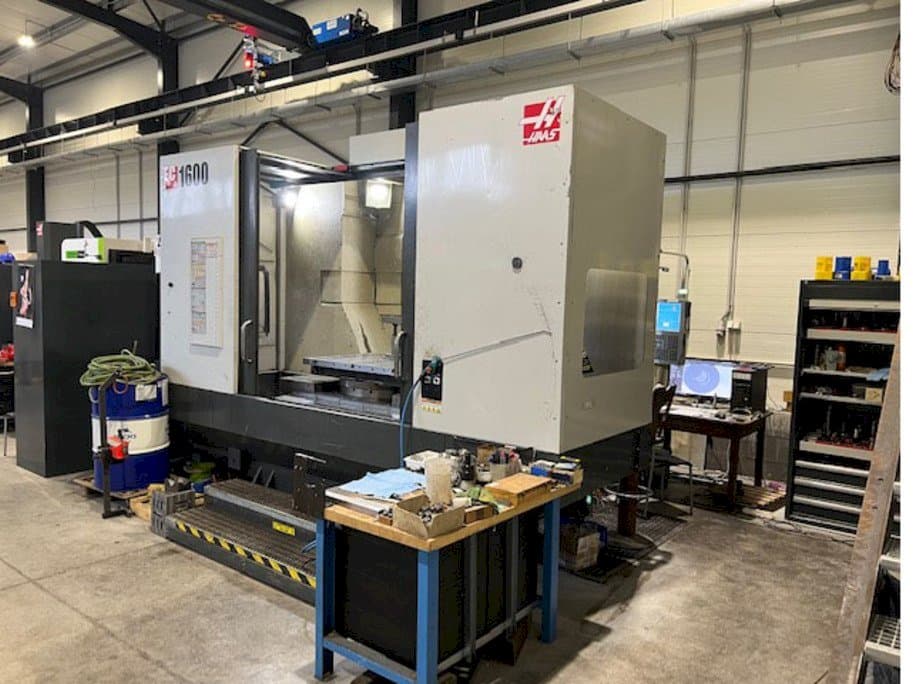 Vista frontale della macchina HAAS EC-1600
