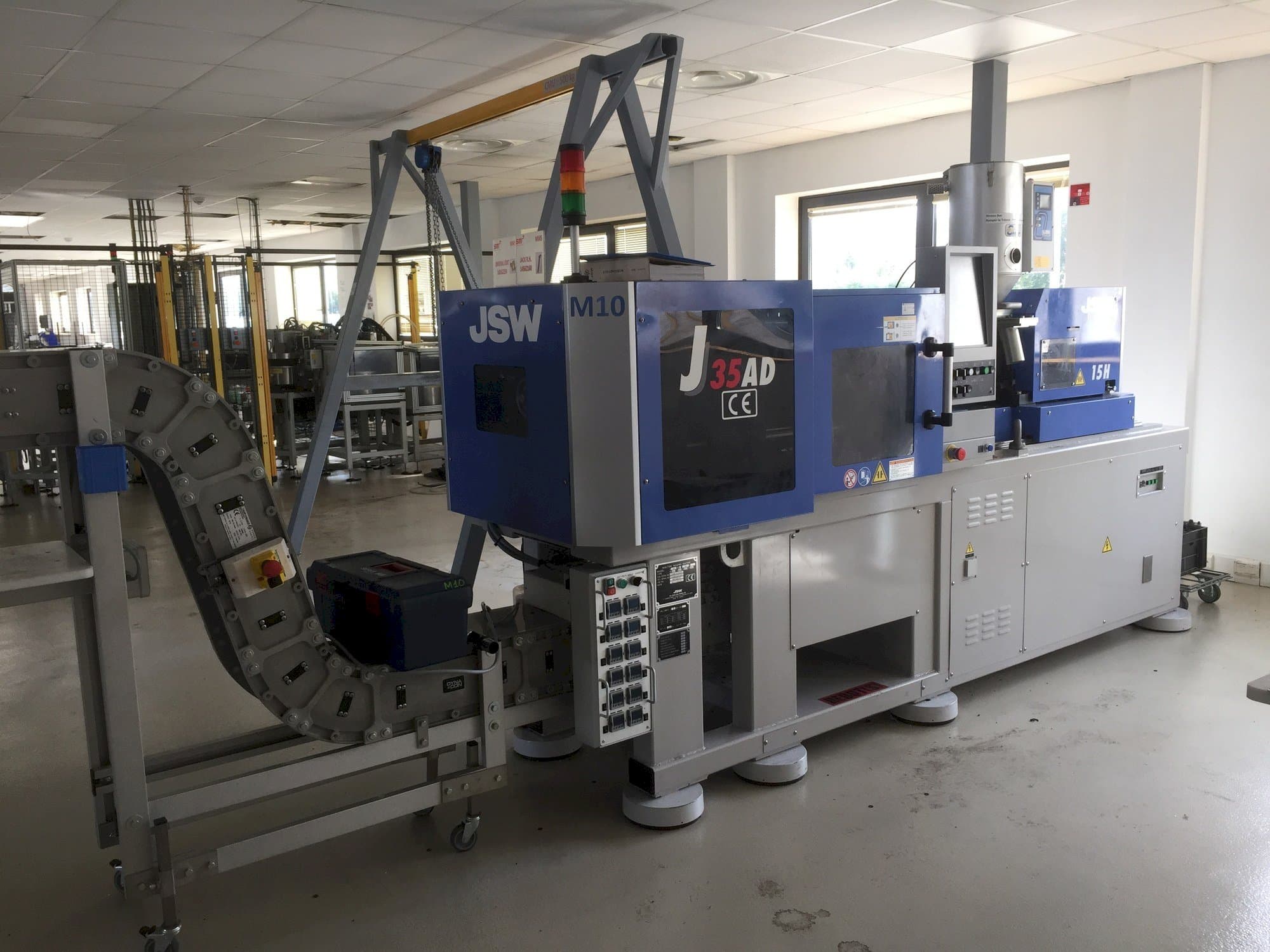 Vista frontale della macchina JSW J 35 AD 15 H