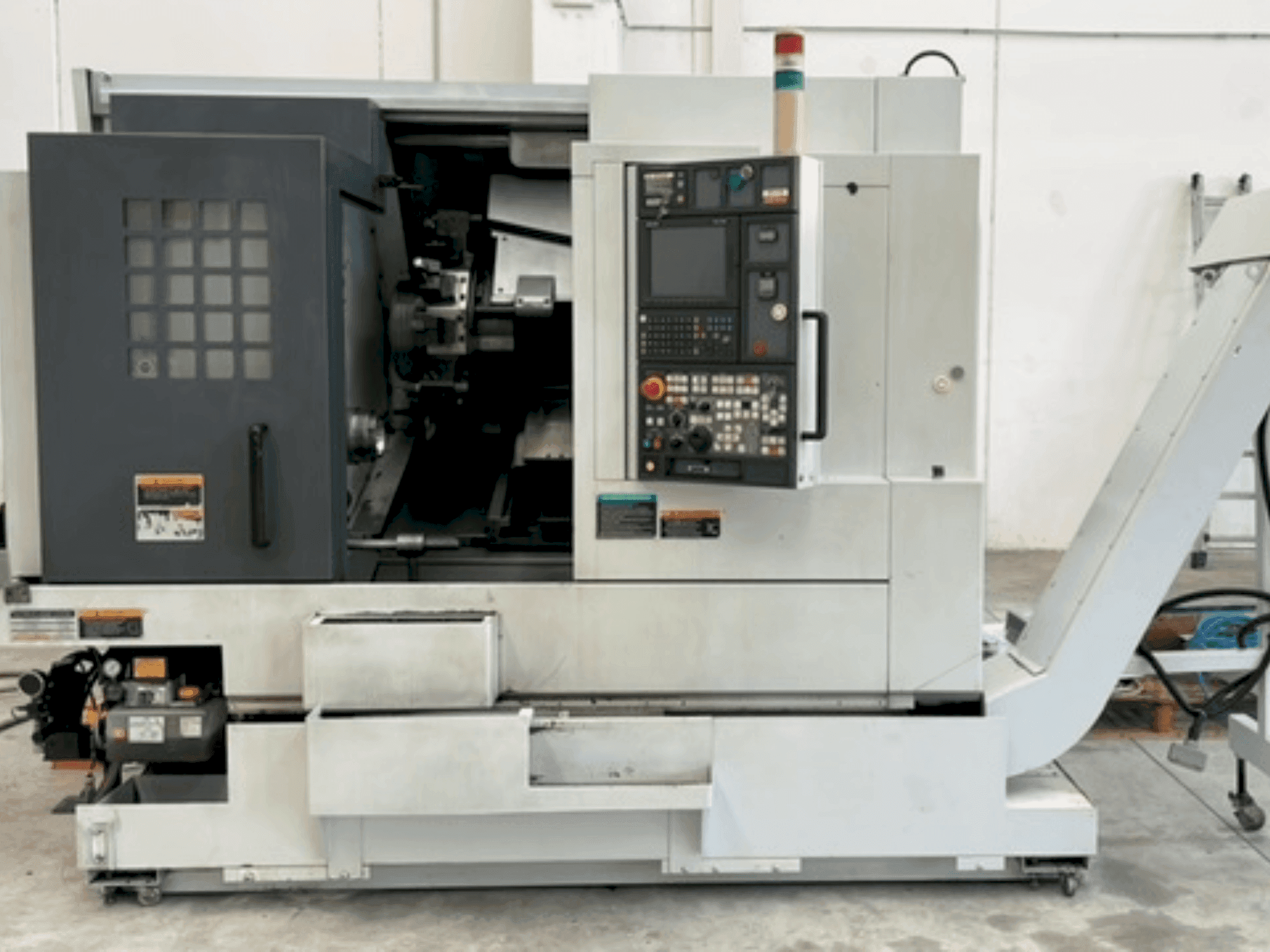 Vista frontale della macchina MORI SEIKI NL 2000Y/500