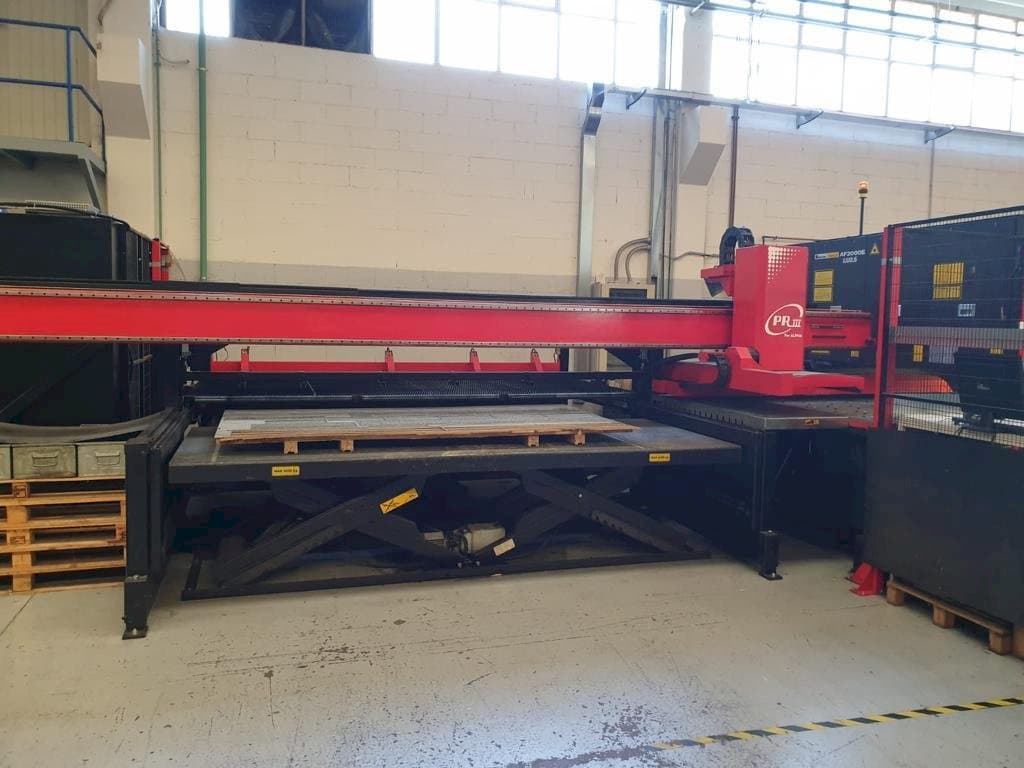Vista frontale della macchina AMADA LC 2415 ALFA IV