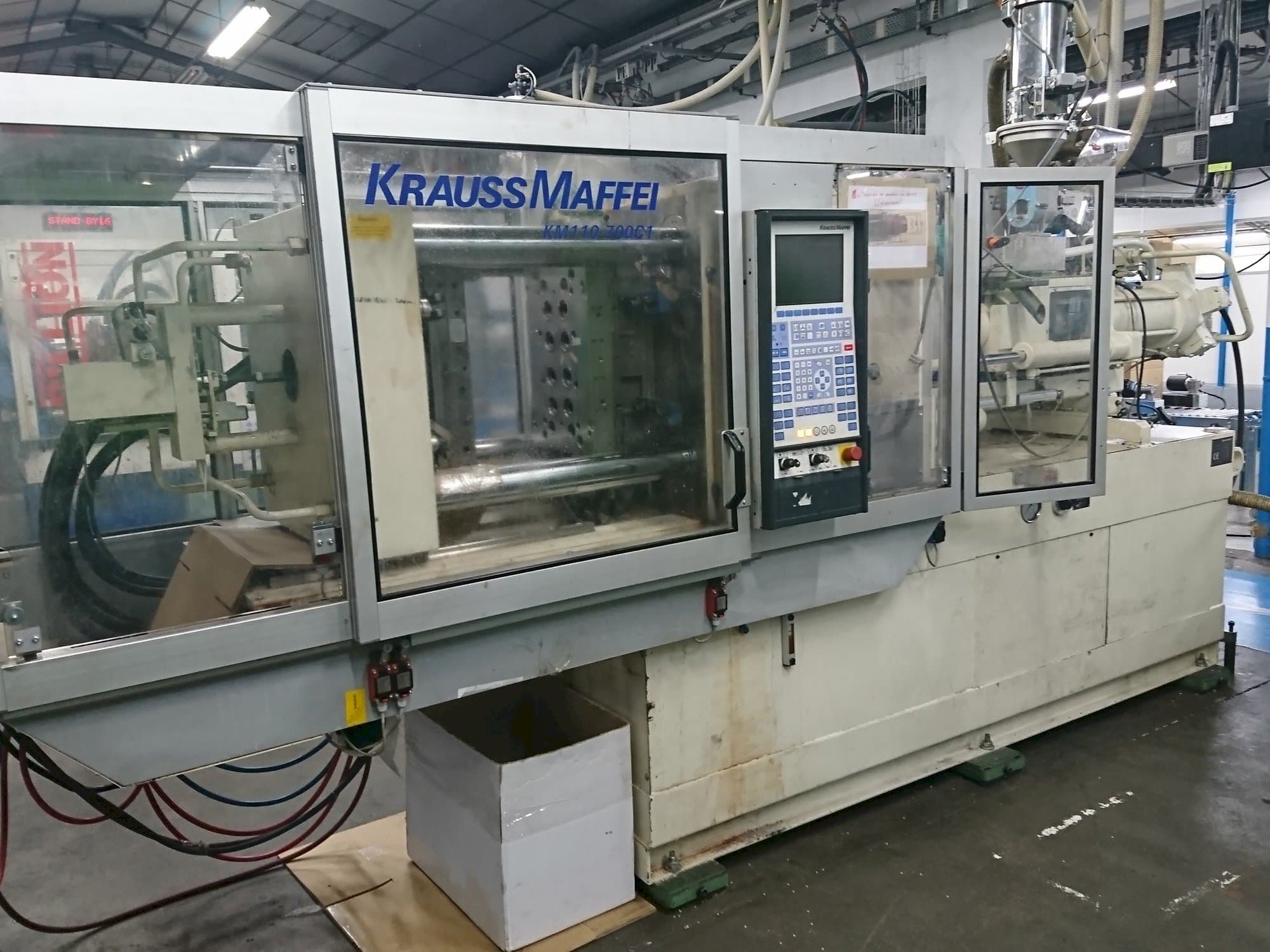 Vista frontale della macchina Krauss Maffei 110 - 700 C1