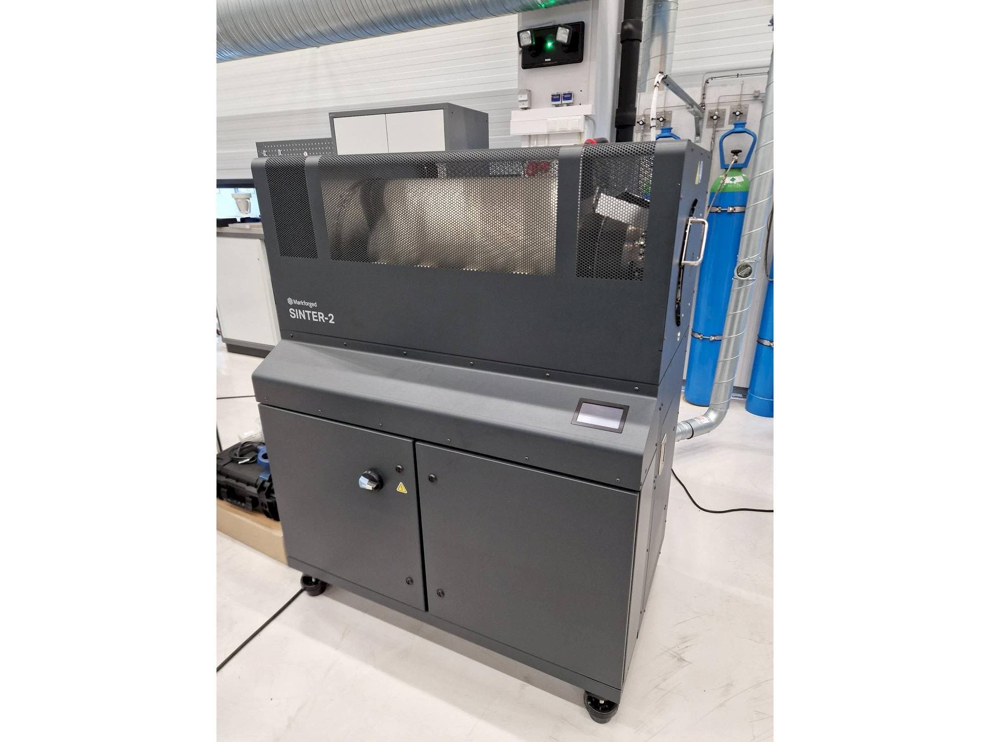 Vista frontale della macchina MARKFORGED Metal X