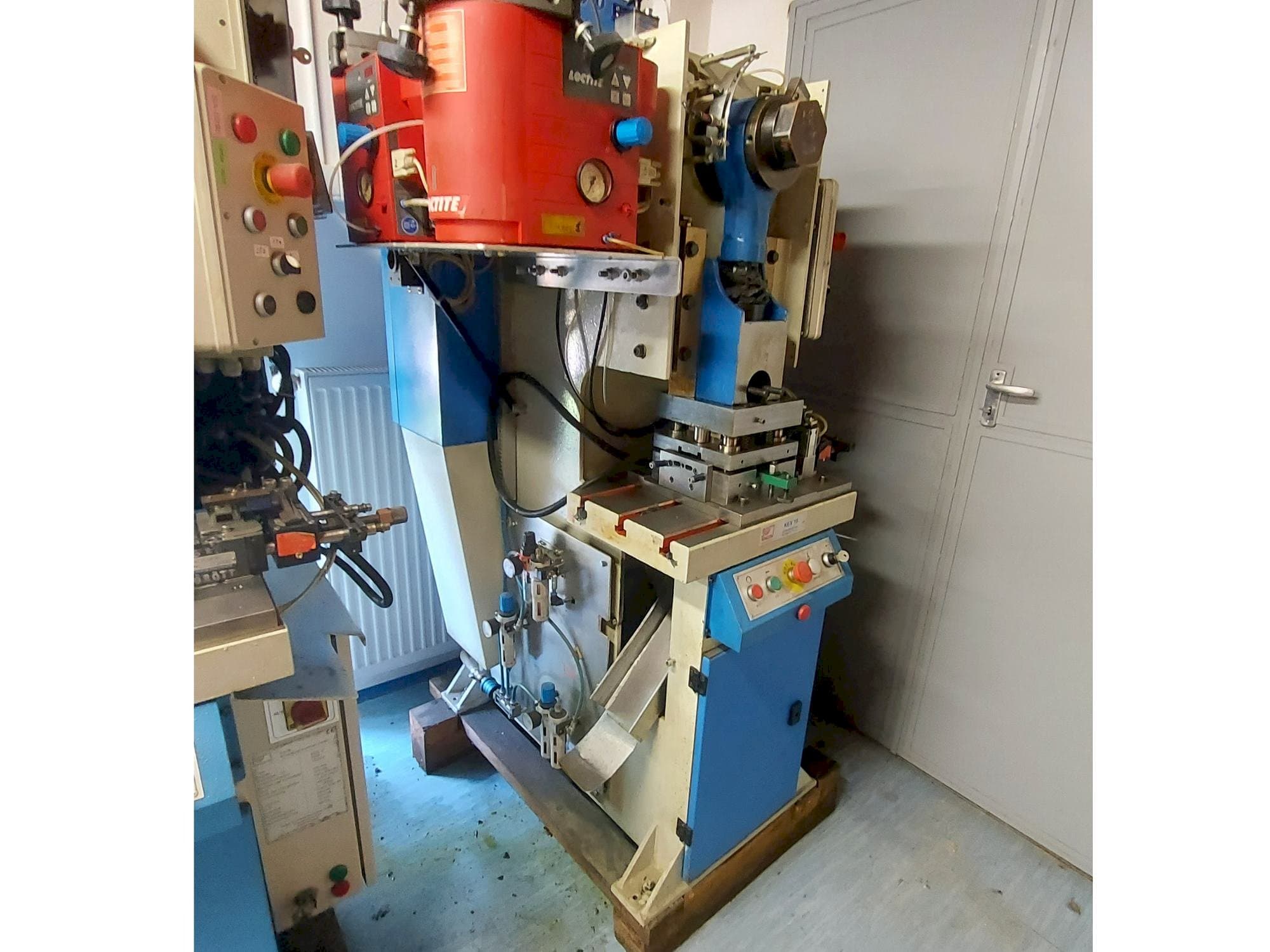Vista frontale della macchina KNUTH KEX 15