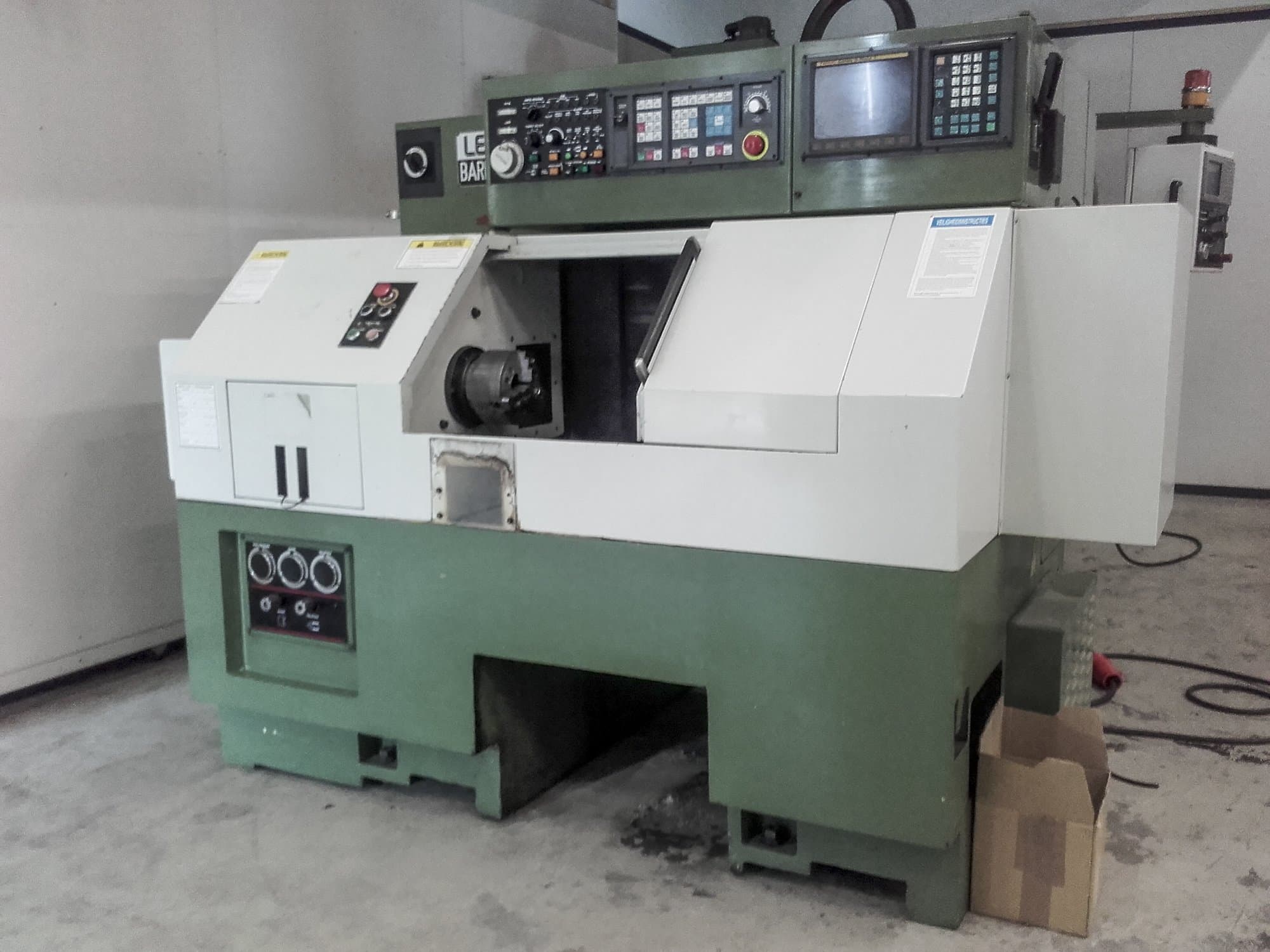 Vista lato sinistro della macchina Leadwell Barmaster 40