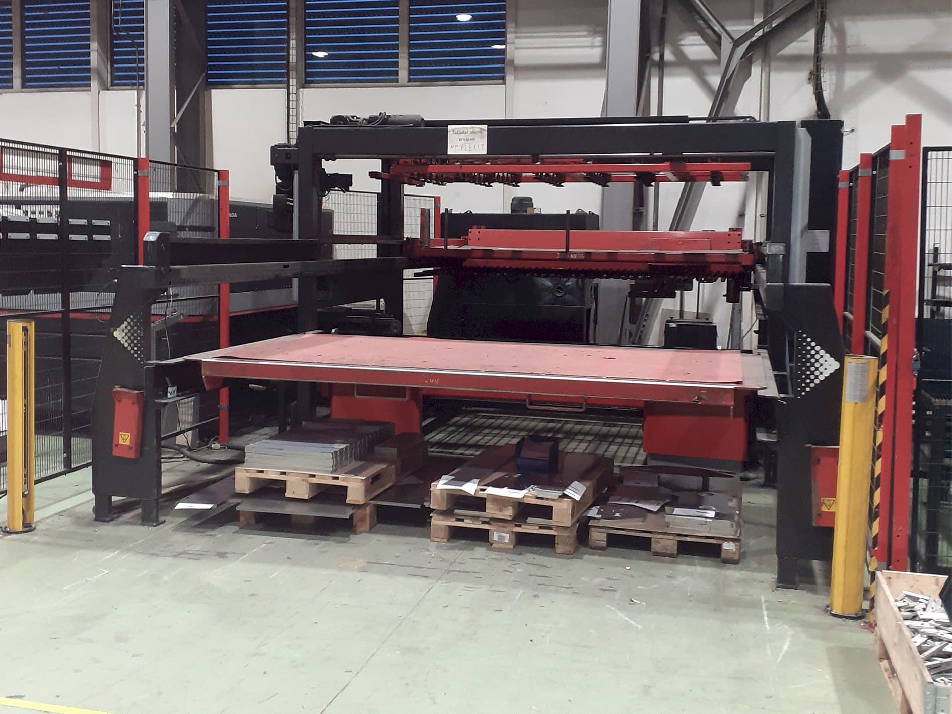 Vista frontale della macchina AMADA FOL 3015 AJ