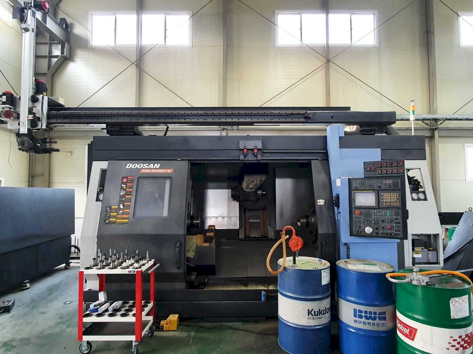 Vista frontale della macchina Doosan Puma MX2500ST-GL