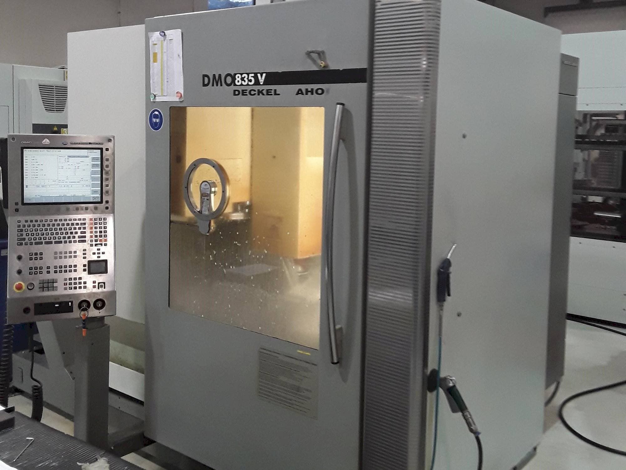 Vista frontale della macchina DECKEL MAHO DMC 835 V