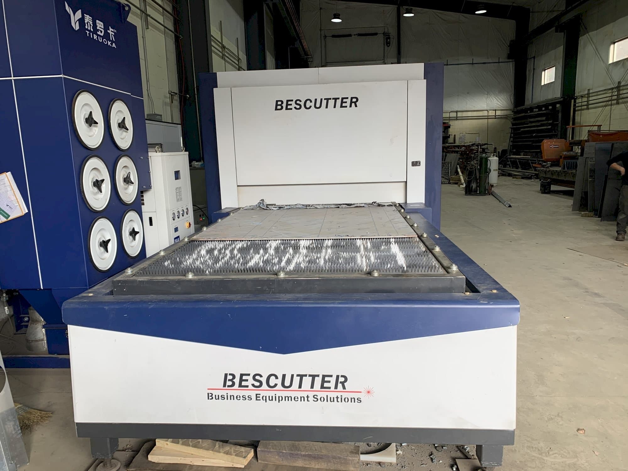 Vista frontale della macchina BESCUTTER Tital-8000W IPG