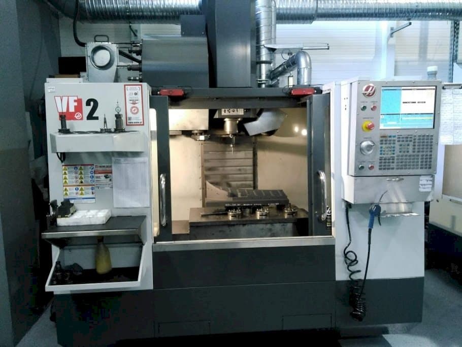 Vista frontale della macchina HAAS VF2