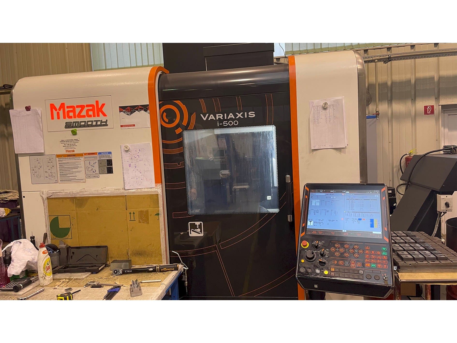 Vista frontale della macchina Mazak Variaxis i-500