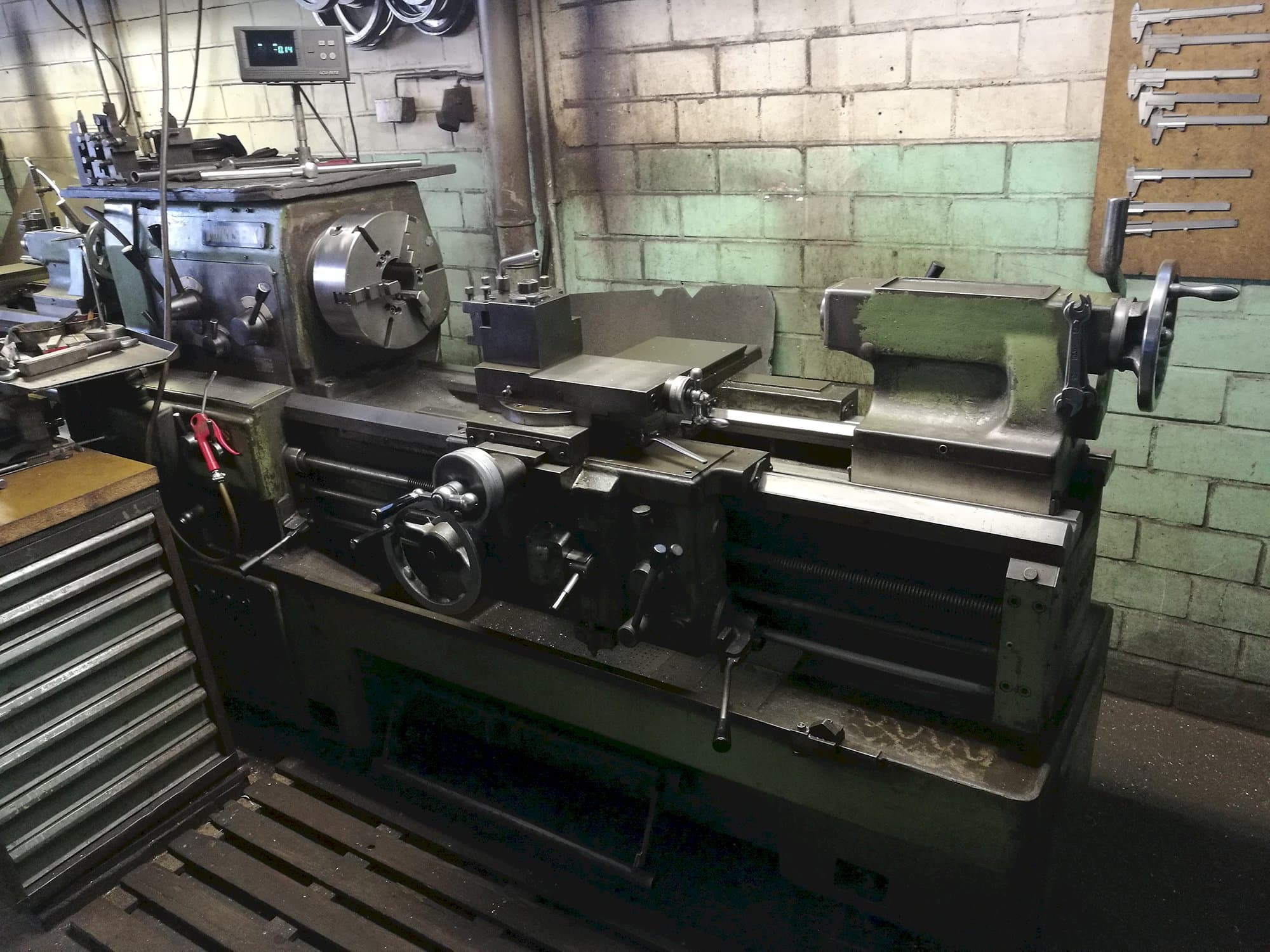 Vista lato destro della macchina MORI SEIKI MR 1000