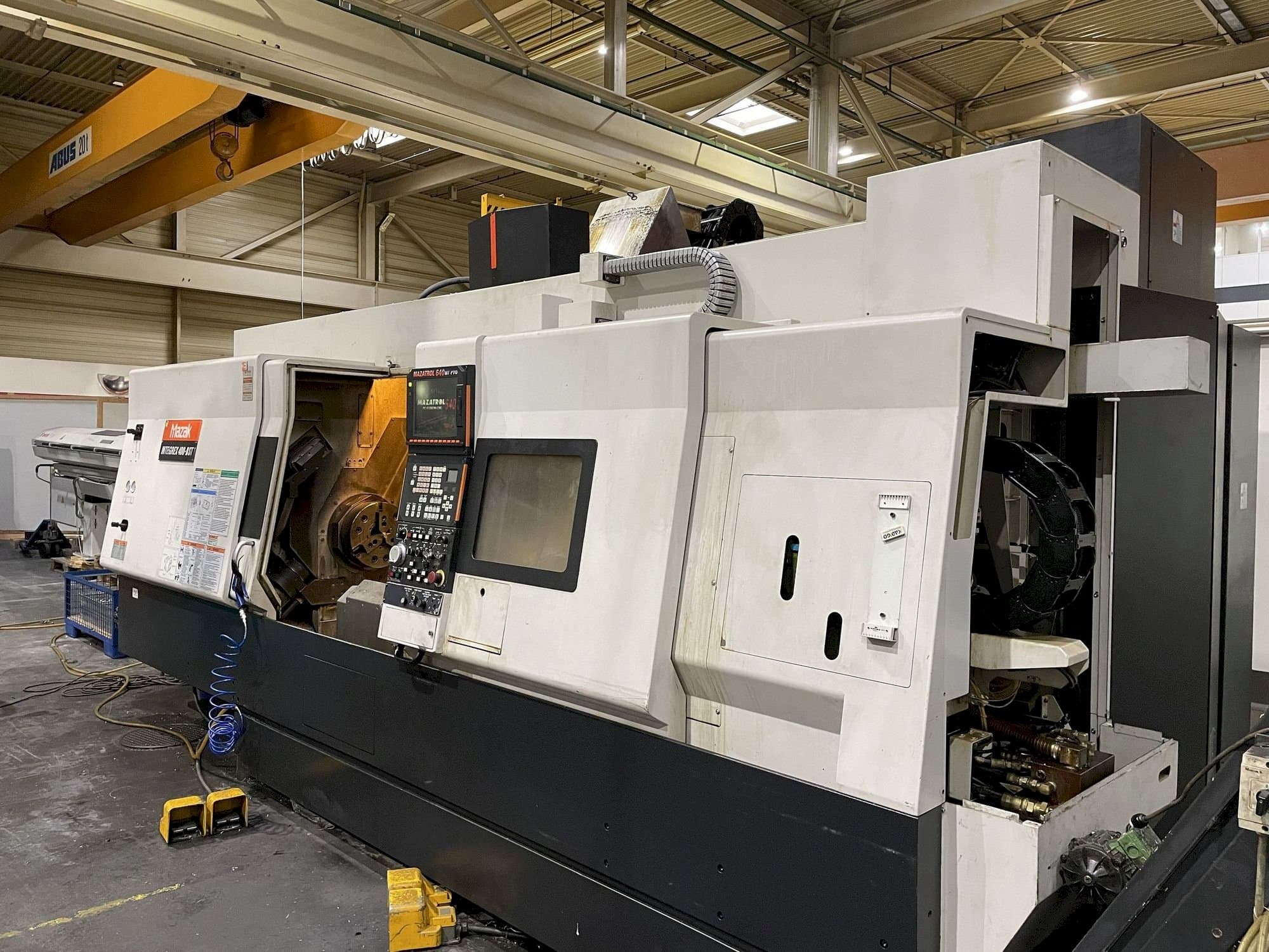 Vista frontale della macchina Mazak Integrex 400 III ST