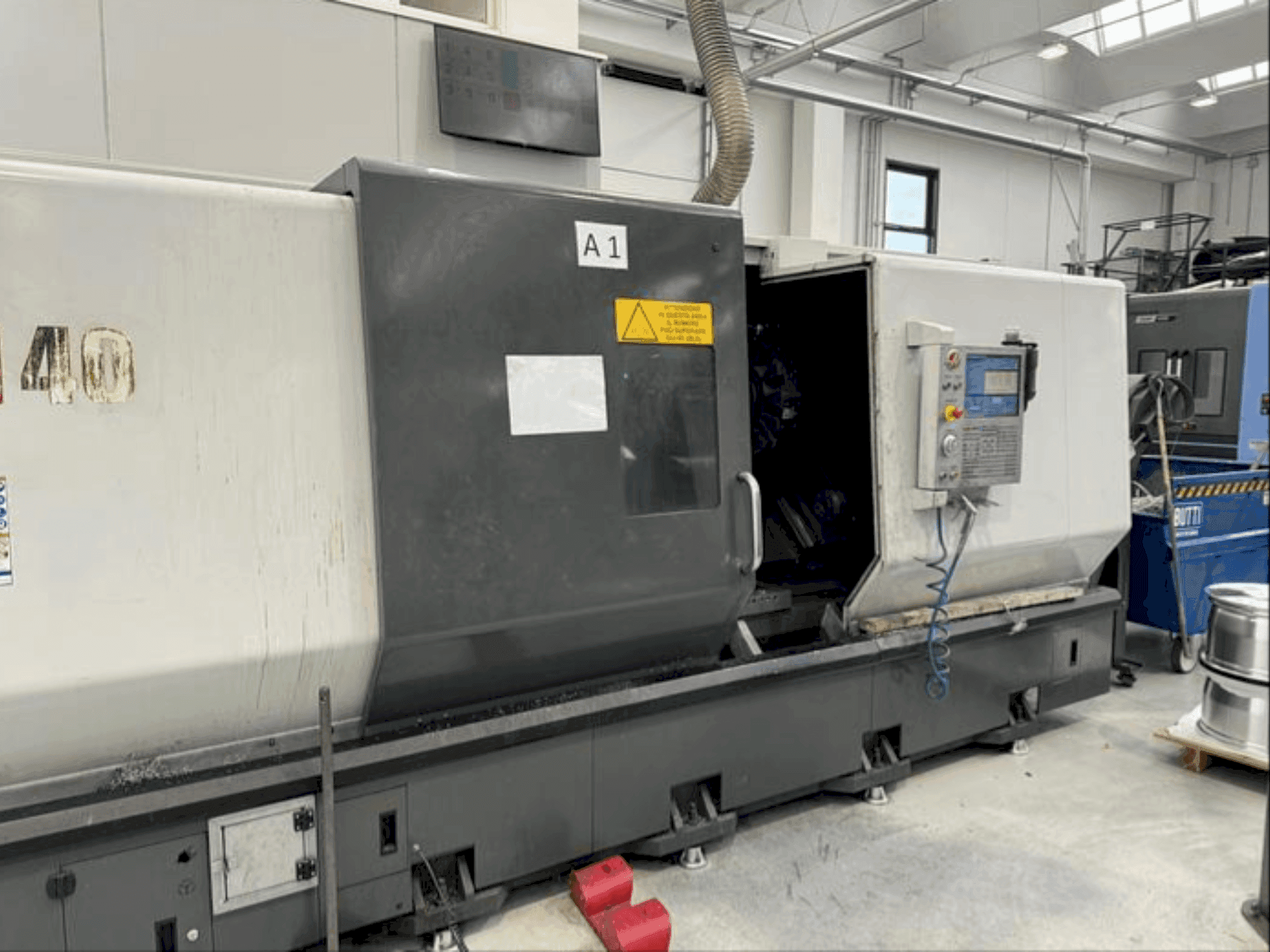 Vista frontale della macchina HAAS ST40
