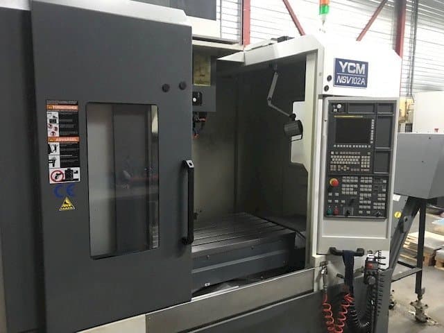 Vista frontale della macchina YCM NSV102A
