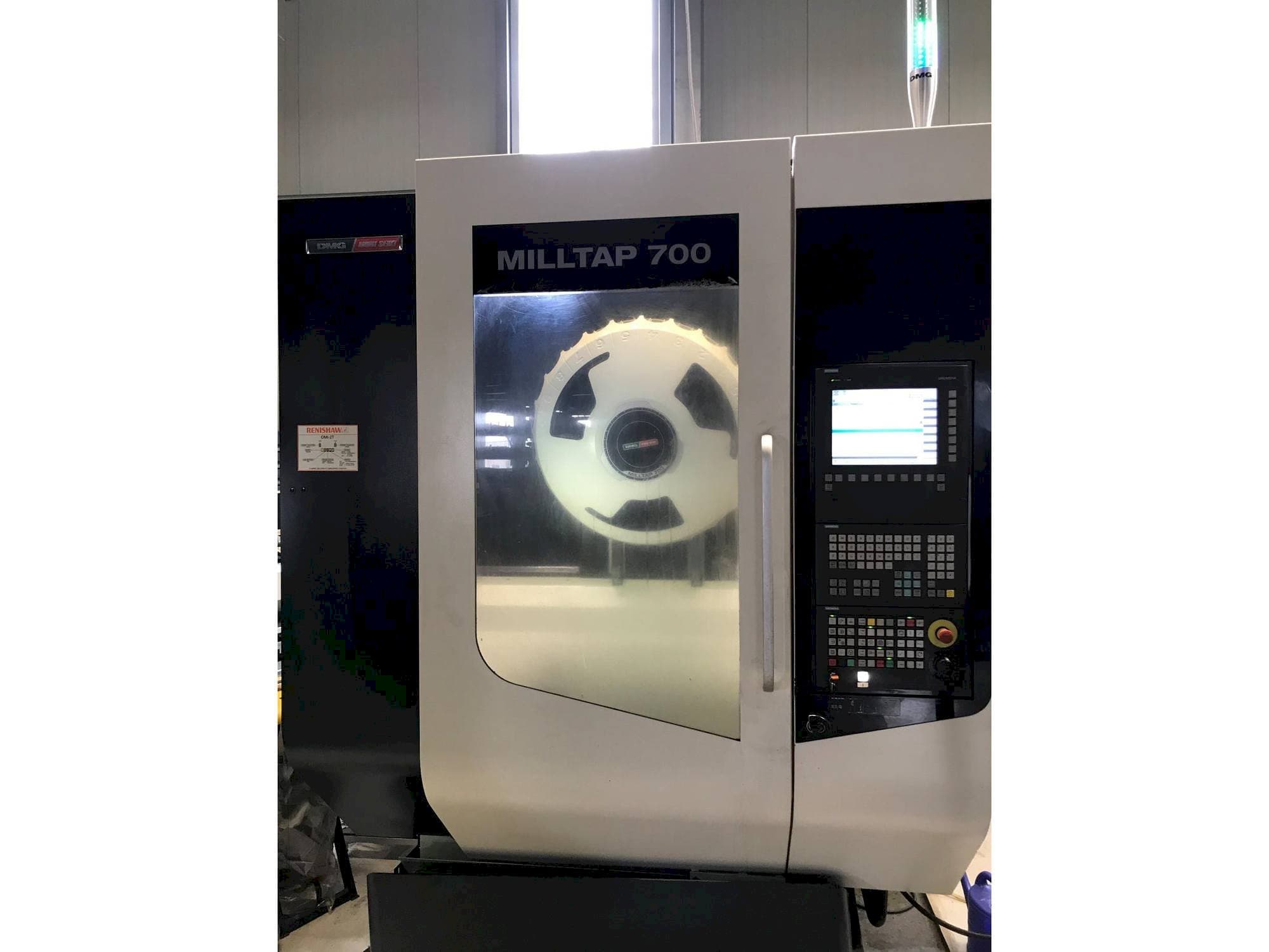 Vista frontale della macchina DMG MORI Milltap 700