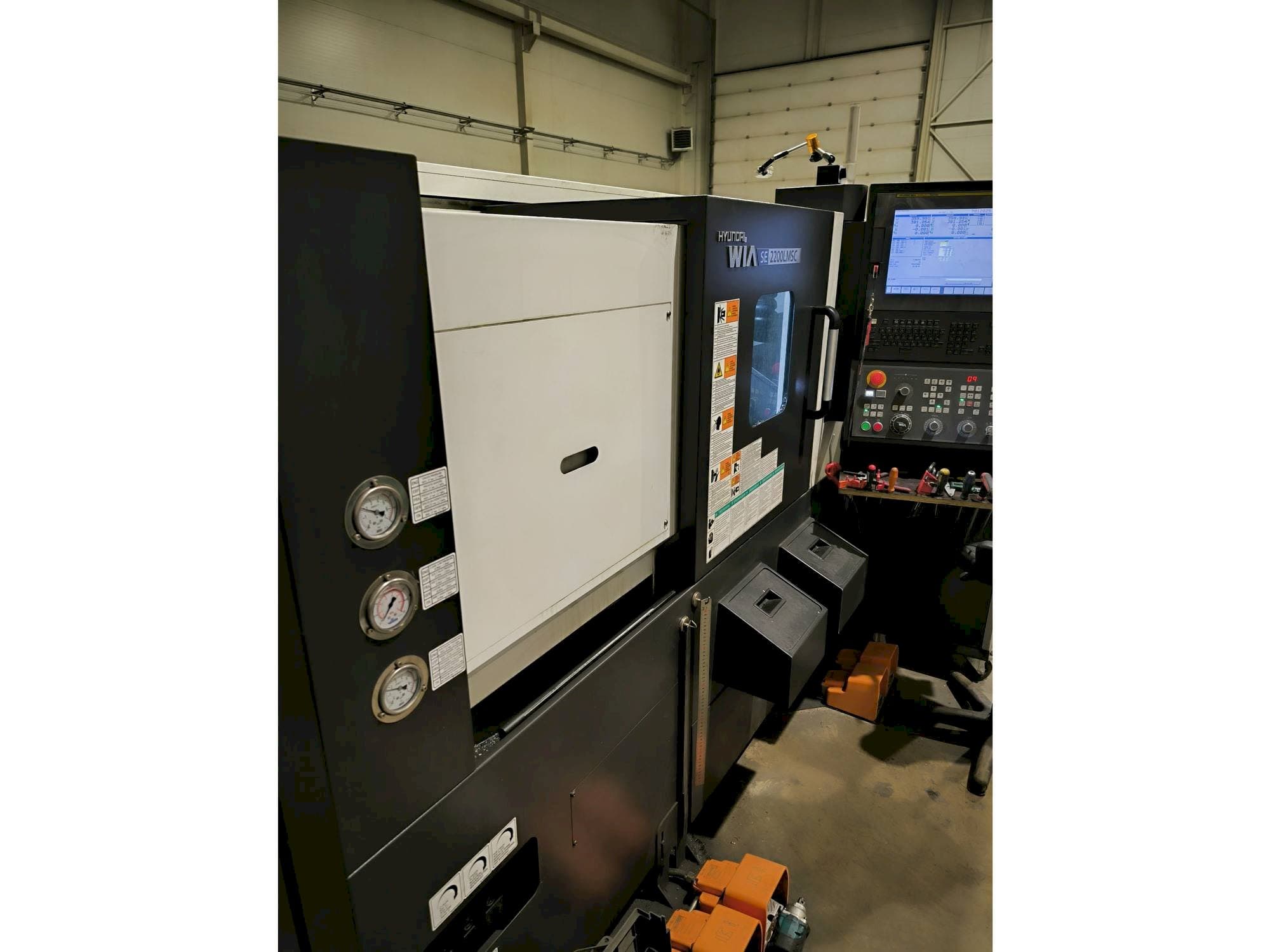 Vista frontale della macchina Hyundai Wia SE2200LMSC