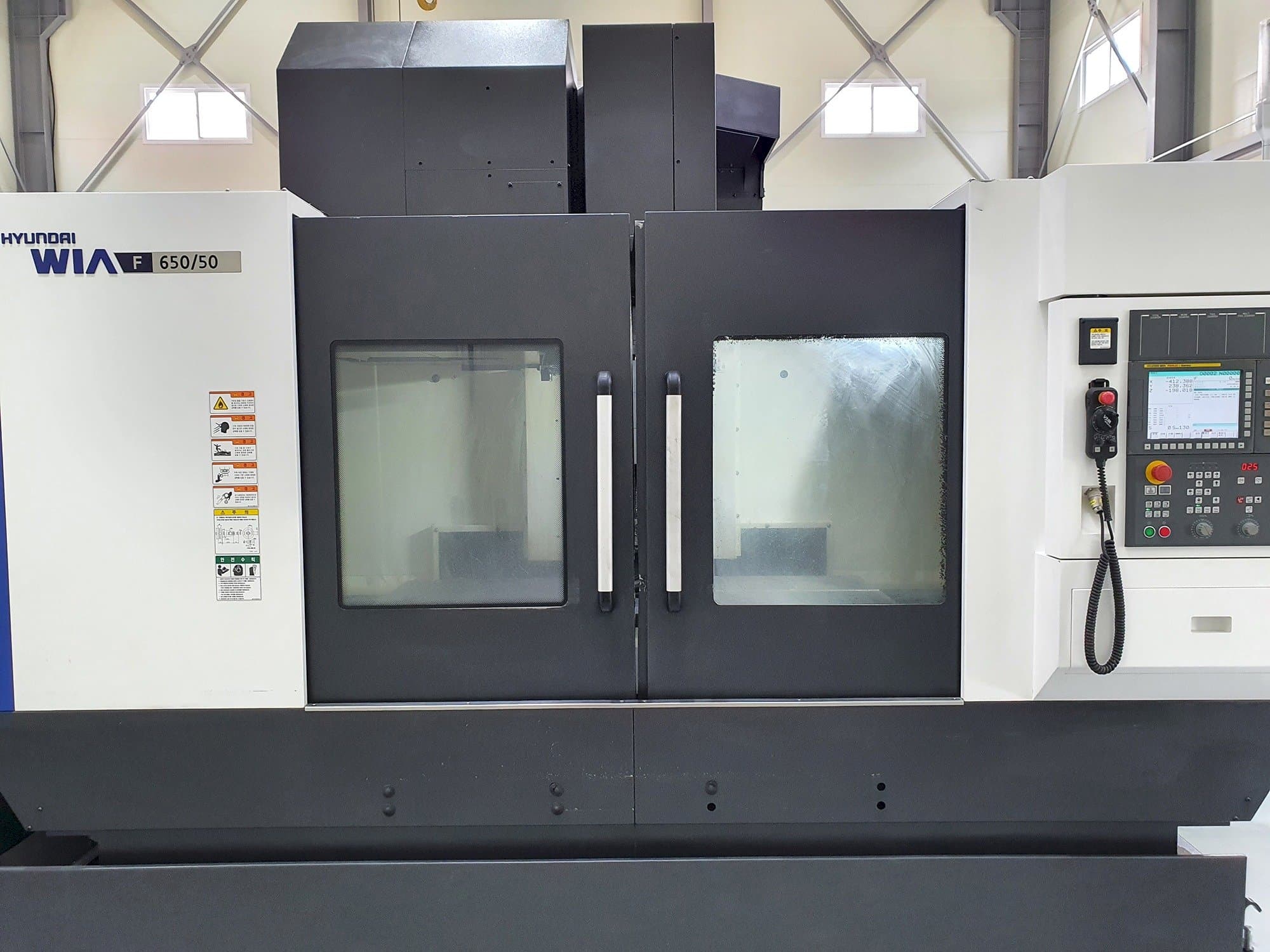 Vista frontale della macchina Hyundai Wia F650/50