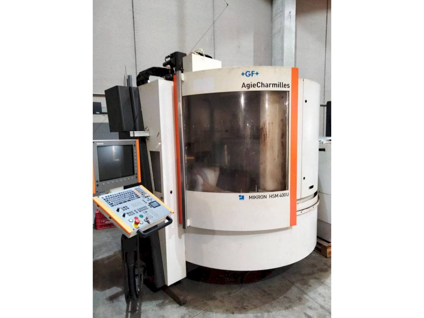 Vista frontale della macchina MIKRON HSM 400 U