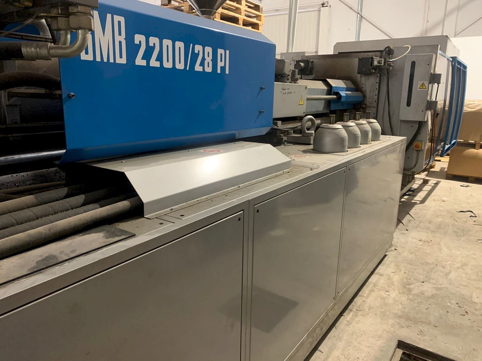 Vista frontale della macchina BMB KW28PI-2200