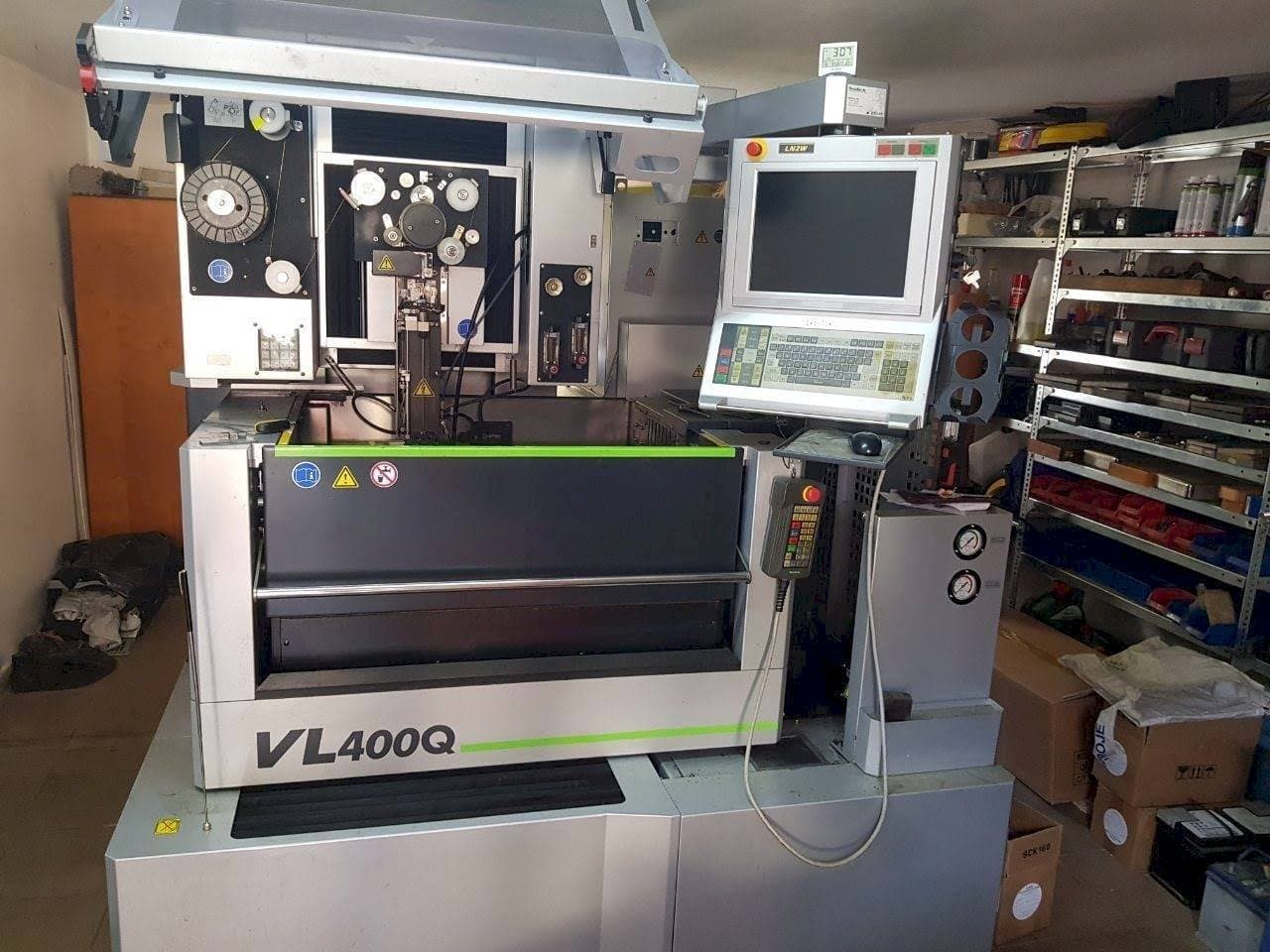 Vista frontale della macchina Sodick VL 400Q