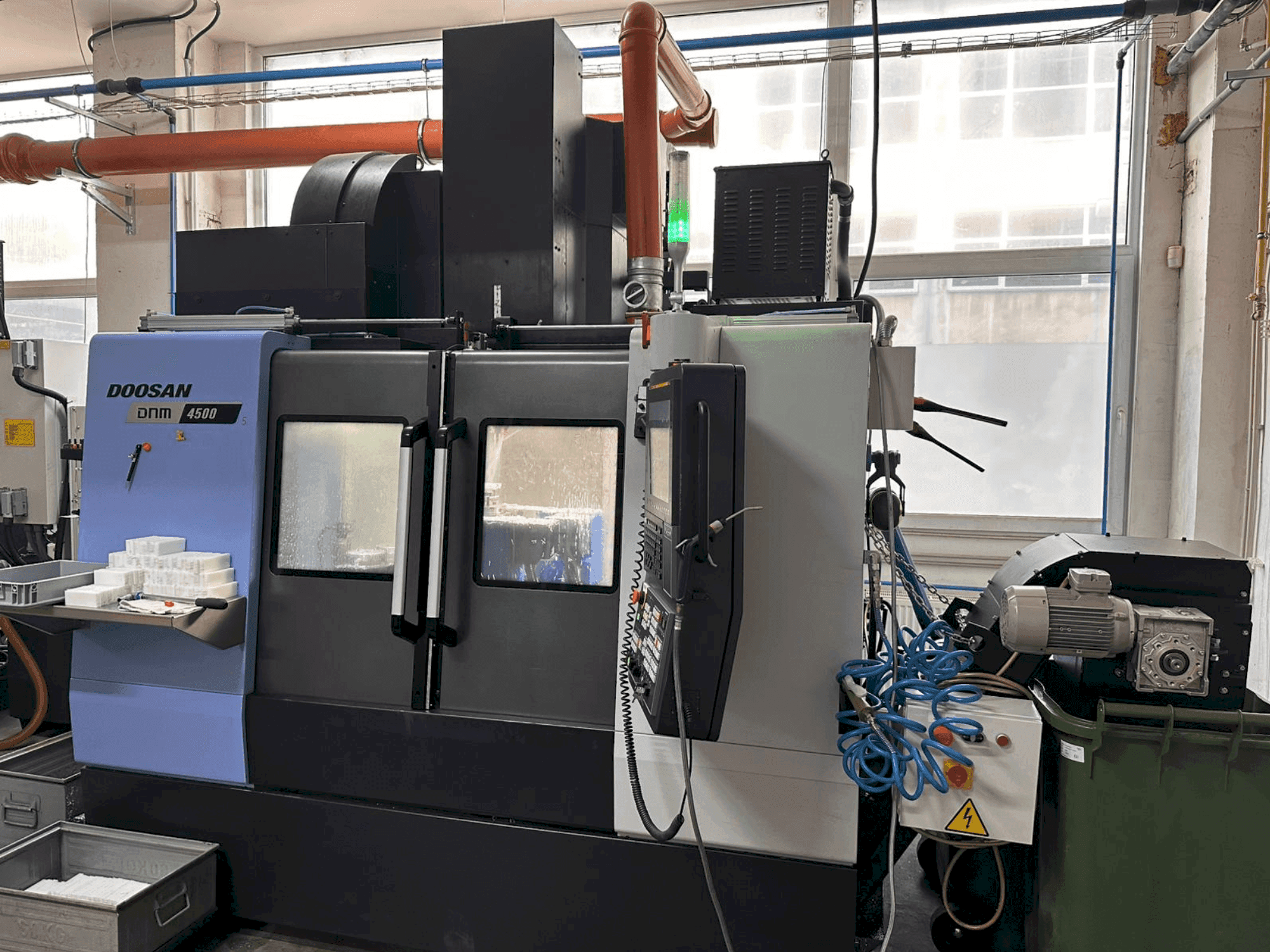 Vista frontale della macchina DOOSAN DNM 4500